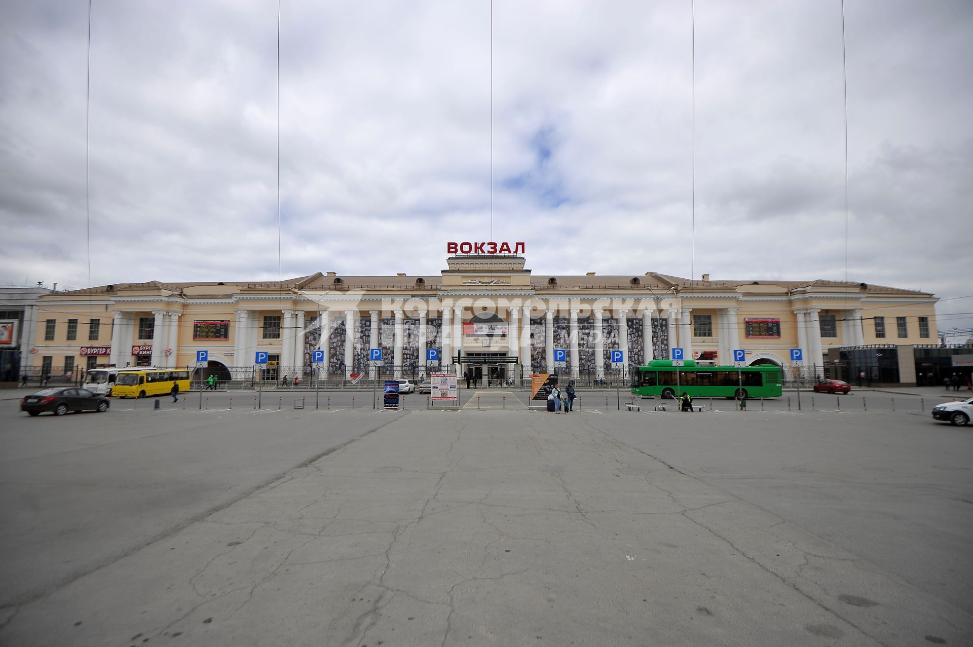 Екатеринбург. Екатеринбургский железнодорожный вокзал, фасад которого завешан полотнами с портретами ветеранов, участников ВОВ в рамках акции \'Вокзал памяти\'