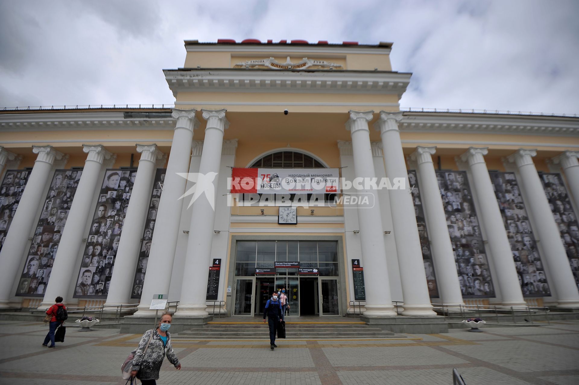 Екатеринбург. Екатеринбургский железнодорожный вокзал, фасад которого завешан полотнами с портретами ветеранов, участников ВОВ в рамках акции \'Вокзал памяти\'