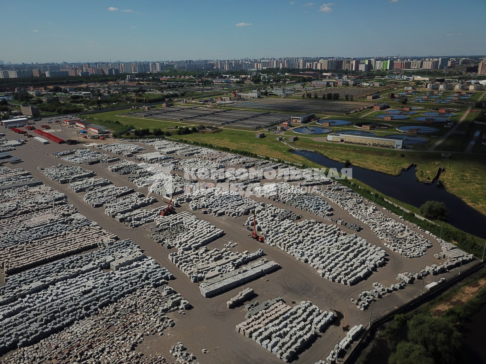 Москва.  Склад бетонных бордюров.