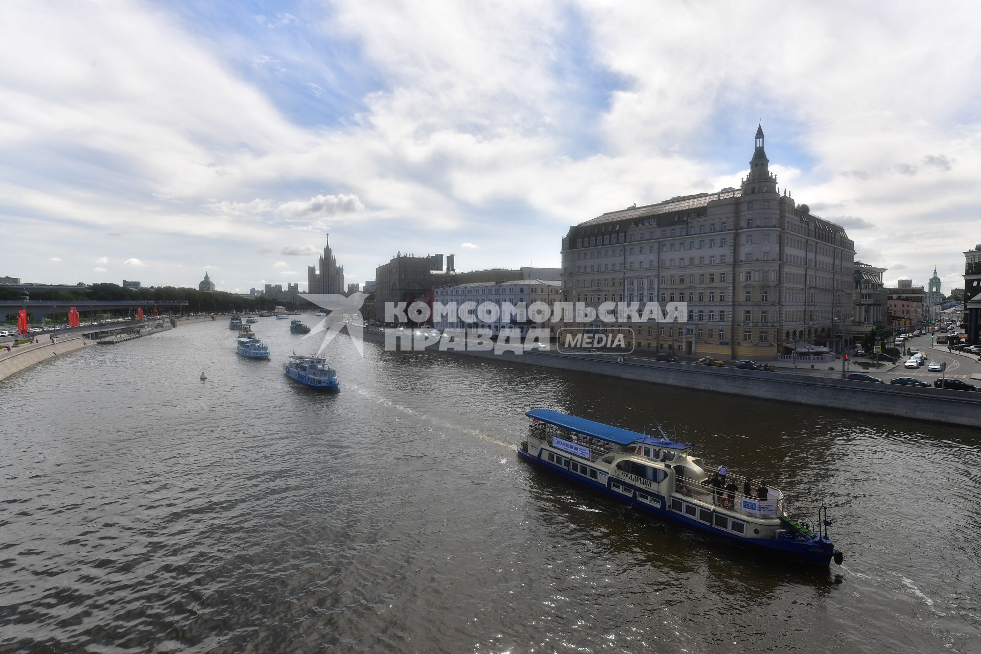 Москва.  Парад теплоходов в честь открытия пассажирской навигации по Москве-реке.