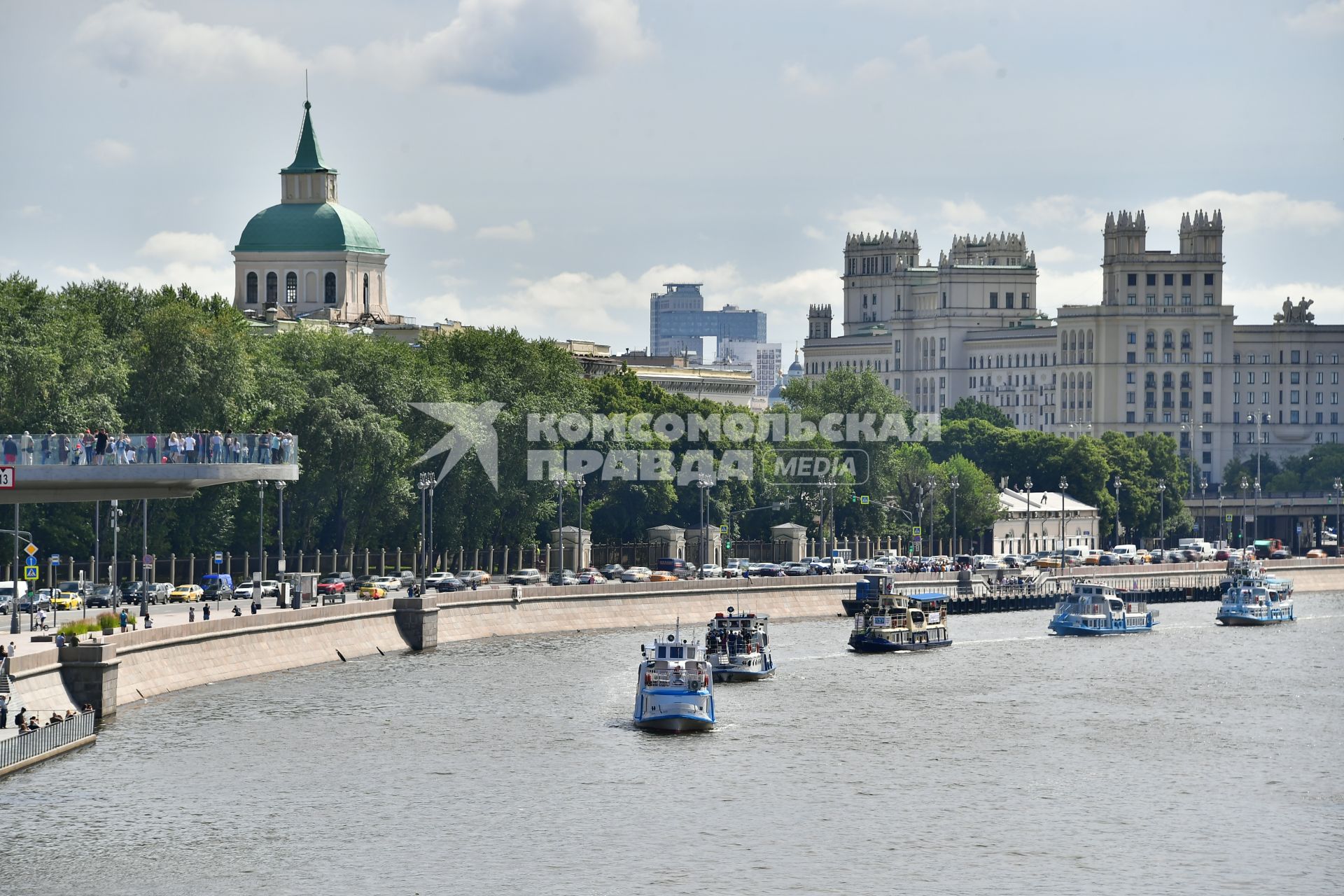 Москва.  Парад теплоходов в честь открытия пассажирской навигации по Москве-реке.