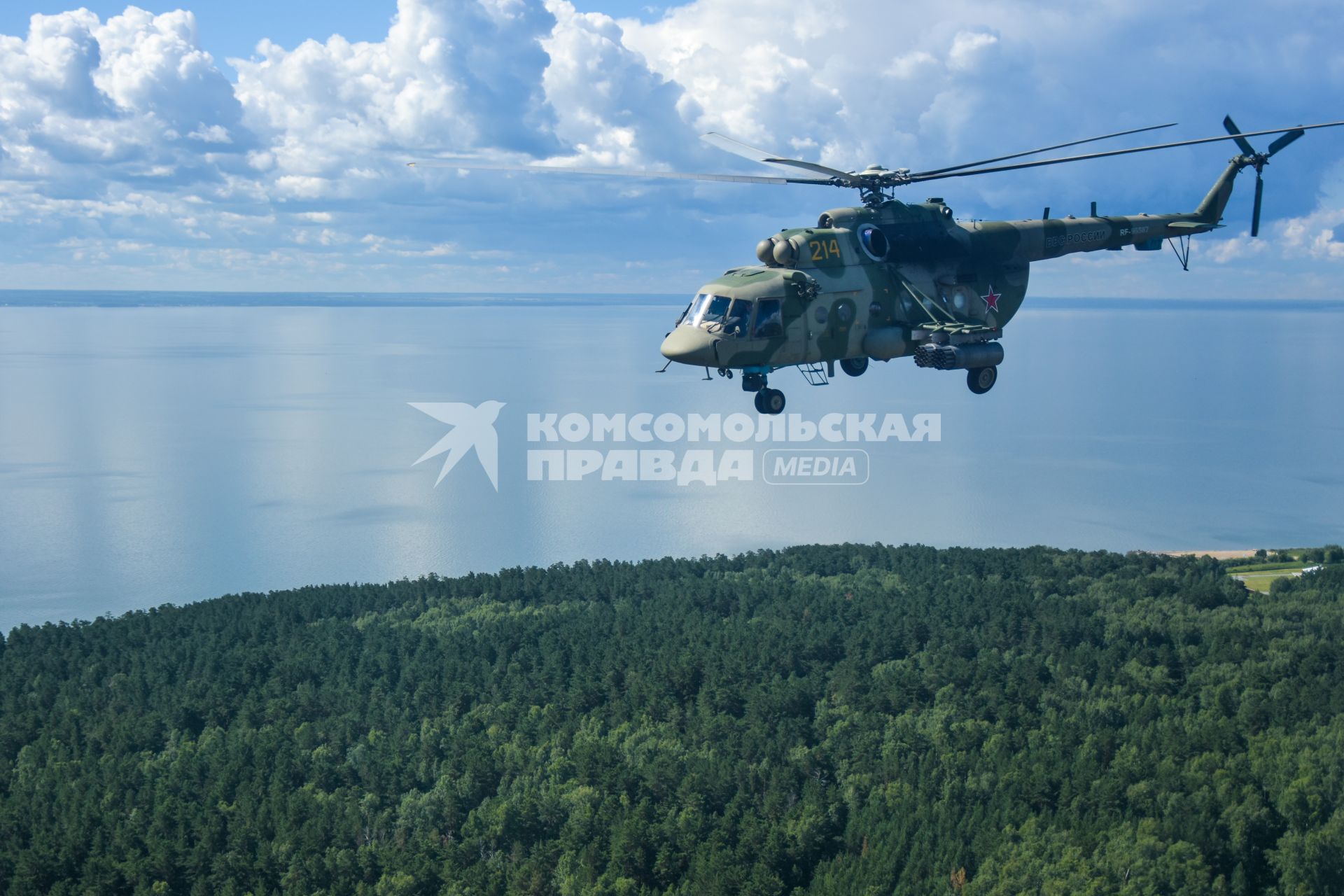 Новосибирск. Вертолет Ми-8 во время генеральной репетиции парада, посвященного 75-й годовщине Победы в Великой Отечественной войне.