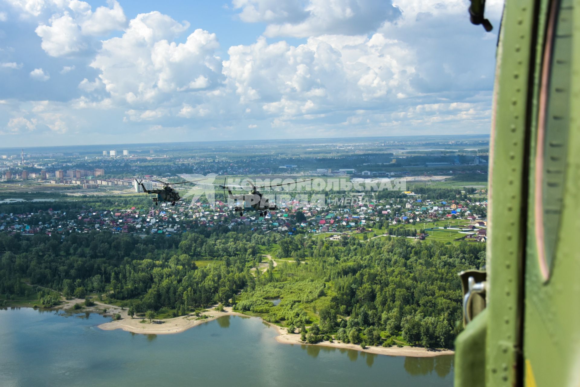 Новосибирск. Вертолеты Ми-8  во время генеральной репетиции парада, посвященного 75-й годовщине Победы в Великой Отечественной войне.