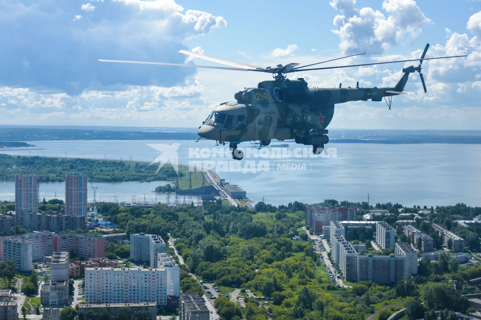 Новосибирск. Вертолет Ми-8  во время генеральной репетиции парада, посвященного 75-й годовщине Победы в Великой Отечественной войне.