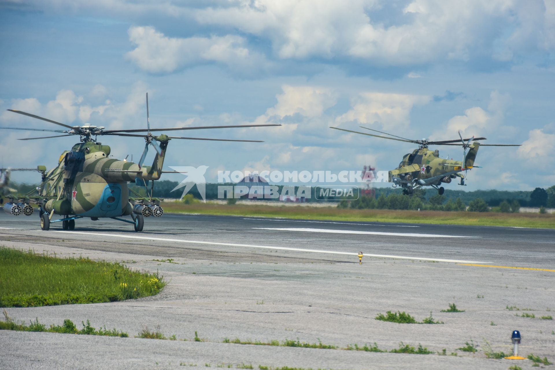 Новосибирск. Вертолеты Ми-8 перед генеральной репетицией парада, посвященного 75-й годовщине Победы в Великой Отечественной войне.