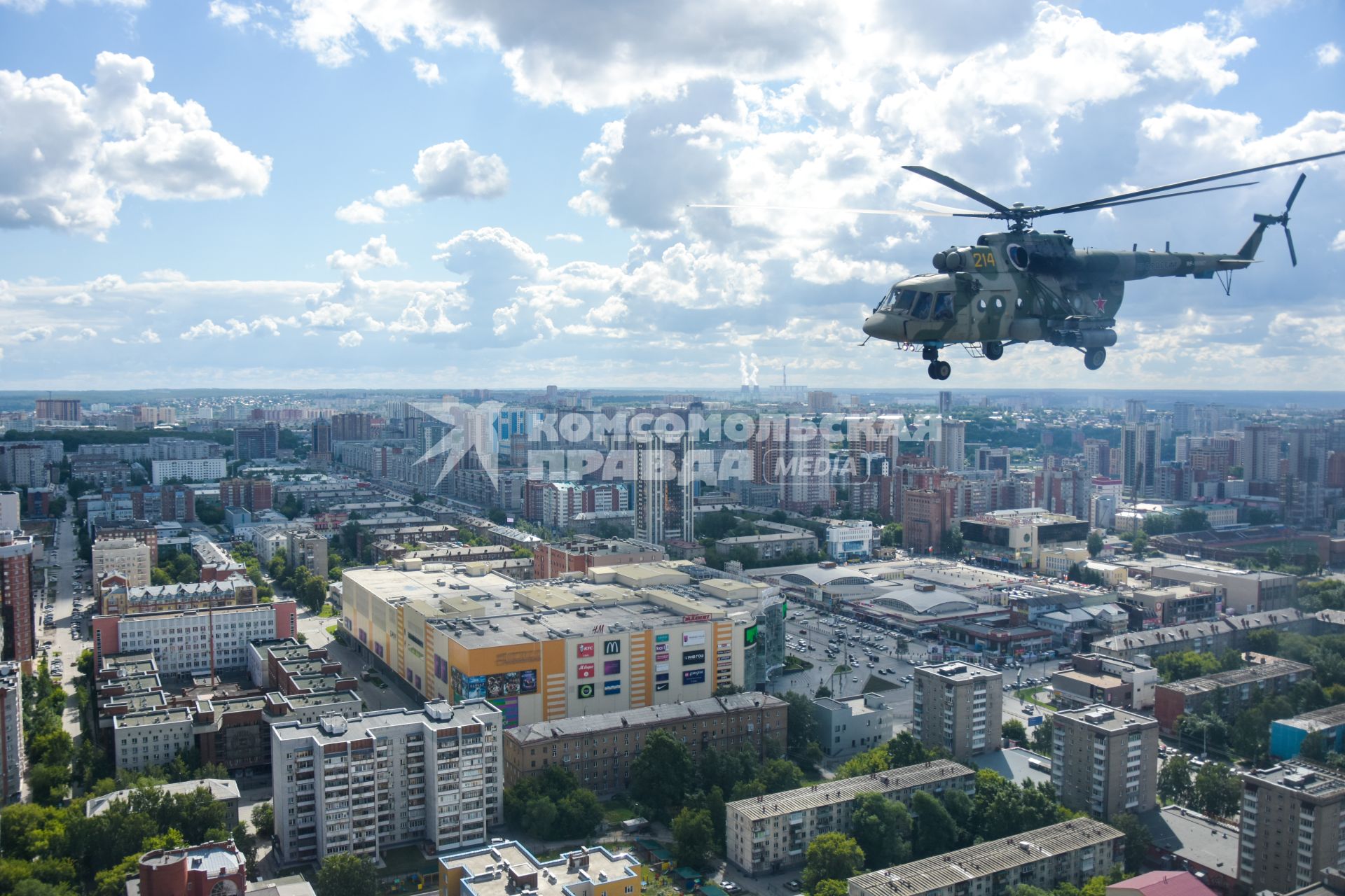 Новосибирск. Вертолет Ми-8 во время генеральной репетиции парада, посвященного 75-й годовщине Победы в Великой Отечественной войне.