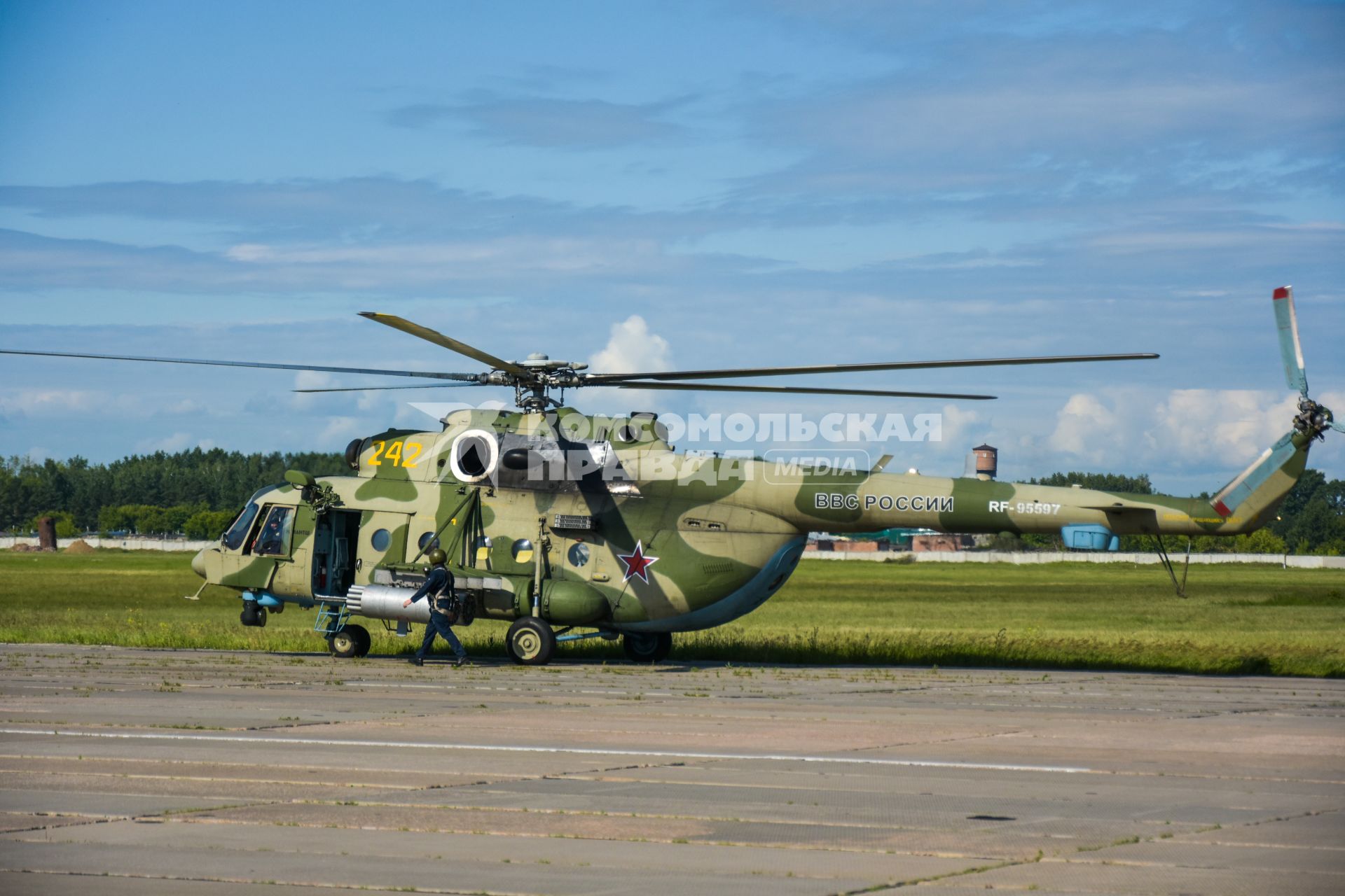 Новосибирск. Вертолет Ми-8 перед генеральной репетицией парада, посвященного 75-й годовщине Победы в Великой Отечественной войне.