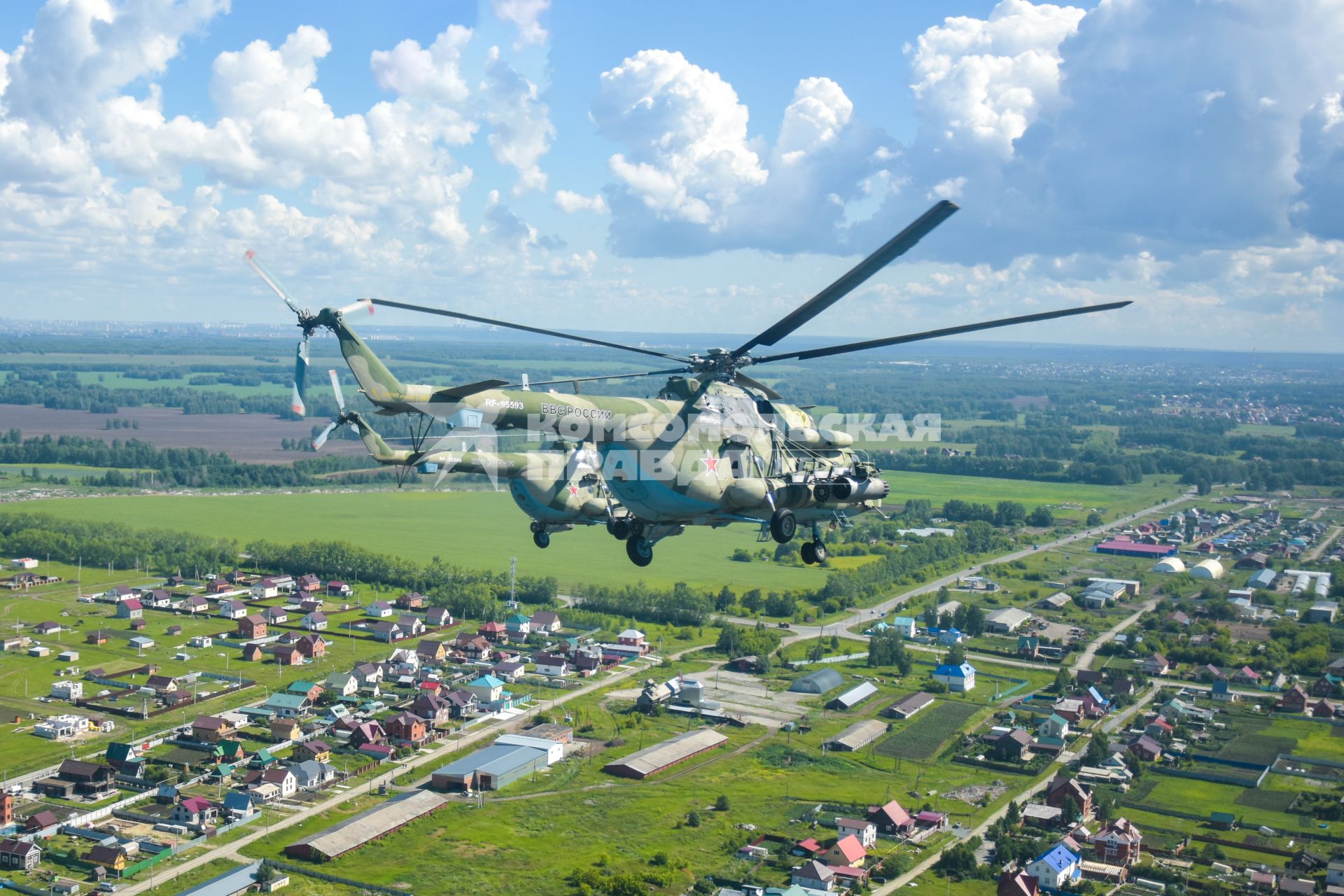 Новосибирск. Вертолеты Ми-8  во время генеральной репетиции парада, посвященного 75-й годовщине Победы в Великой Отечественной войне.