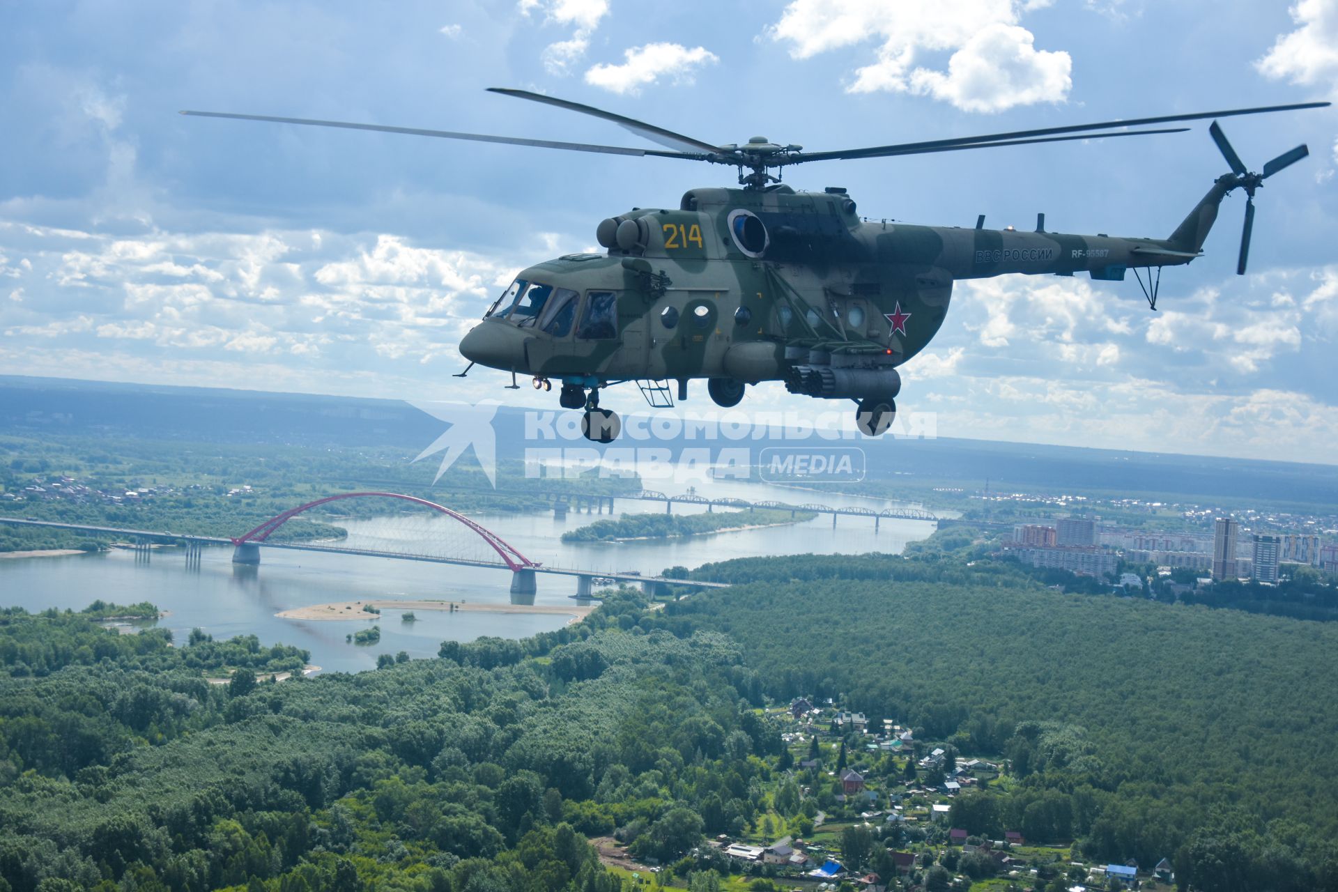 Новосибирск. Вертолет Ми-8  во время генеральной репетиции парада, посвященного 75-й годовщине Победы в Великой Отечественной войне.