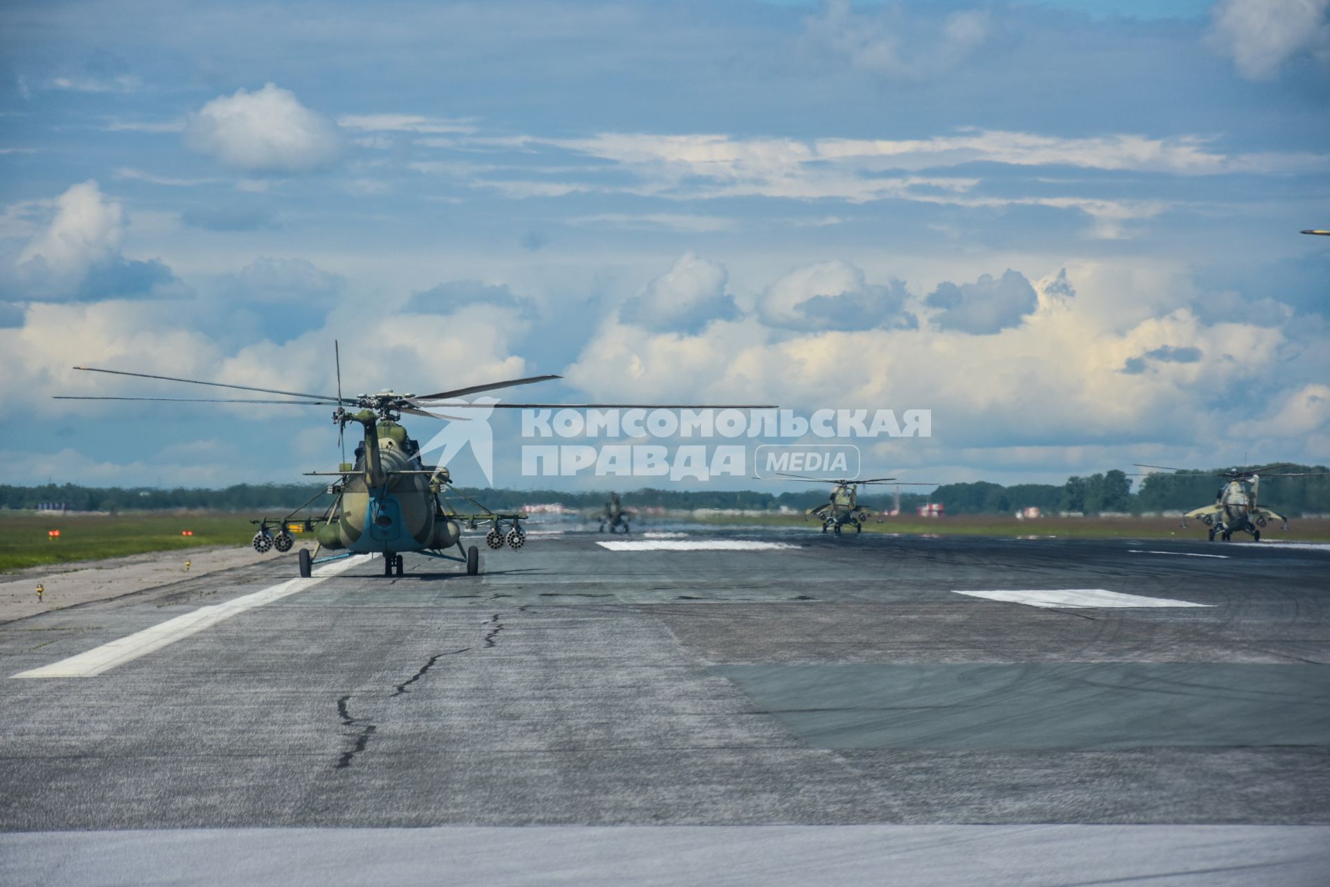 Новосибирск. Вертолеты Ми-8 перед генеральной репетицией парада, посвященного 75-й годовщине Победы в Великой Отечественной войне.