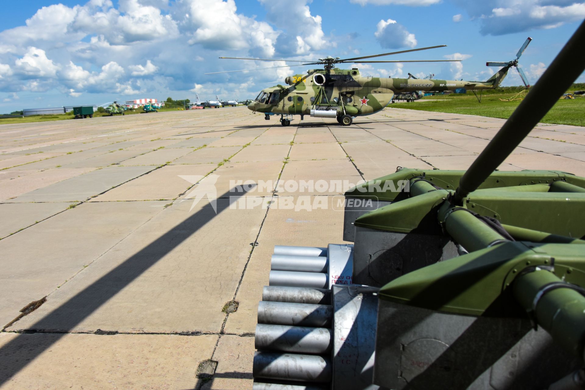 Новосибирск. Вертолеты Ми-8 перед генеральной репетицией парада, посвященного 75-й годовщине Победы в Великой Отечественной войне.