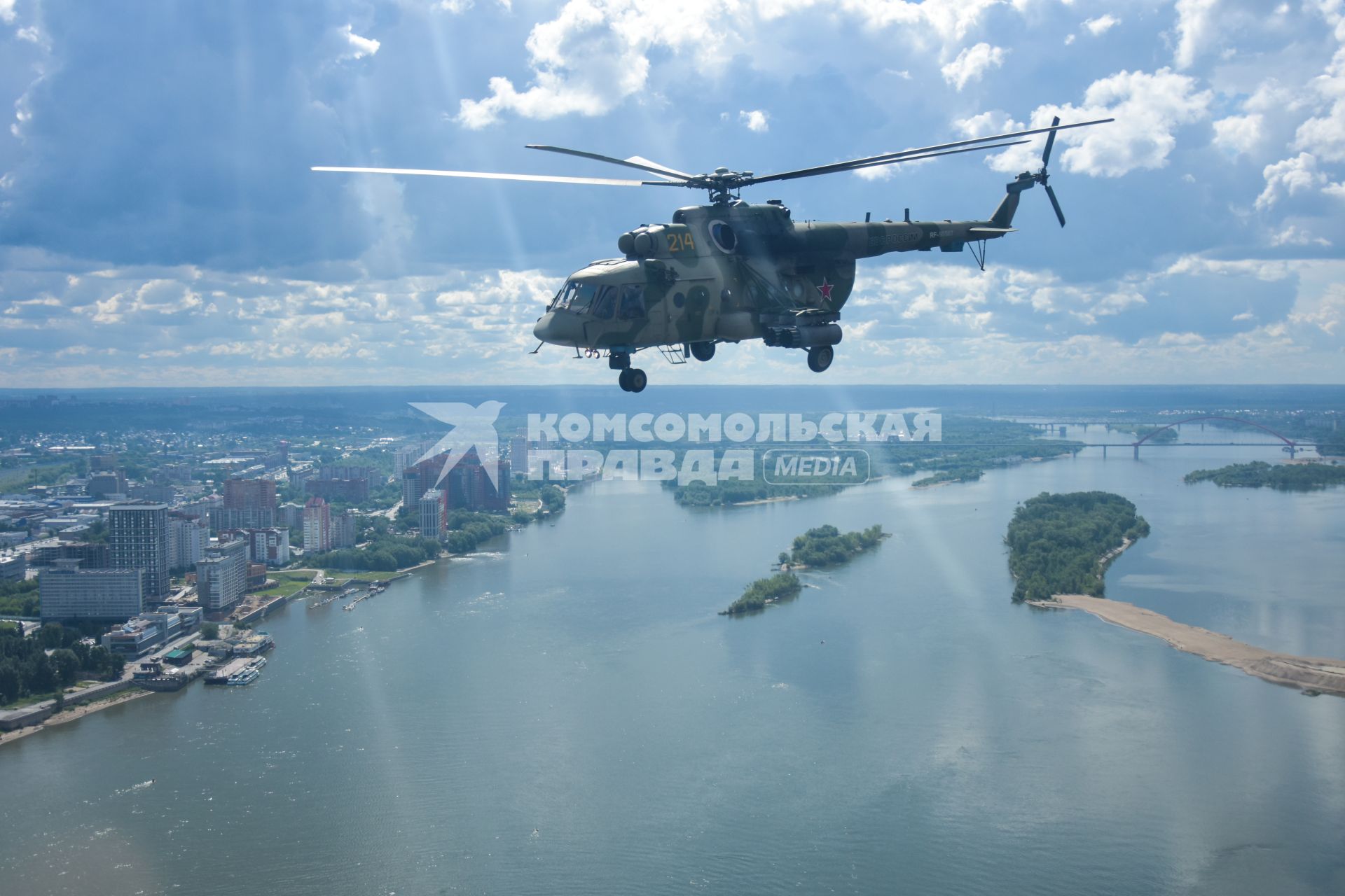 Новосибирск. Вертолет Ми-8  во время генеральной репетиции парада, посвященного 75-й годовщине Победы в Великой Отечественной войне.