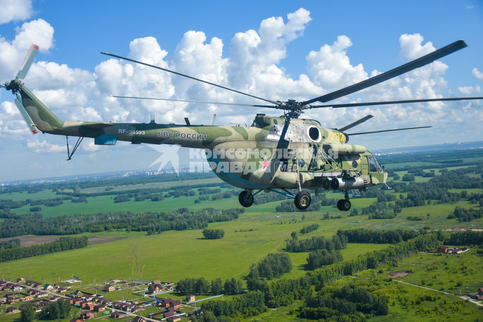 Новосибирск. Вертолет Ми-8  во время генеральной репетиции парада, посвященного 75-й годовщине Победы в Великой Отечественной войне.