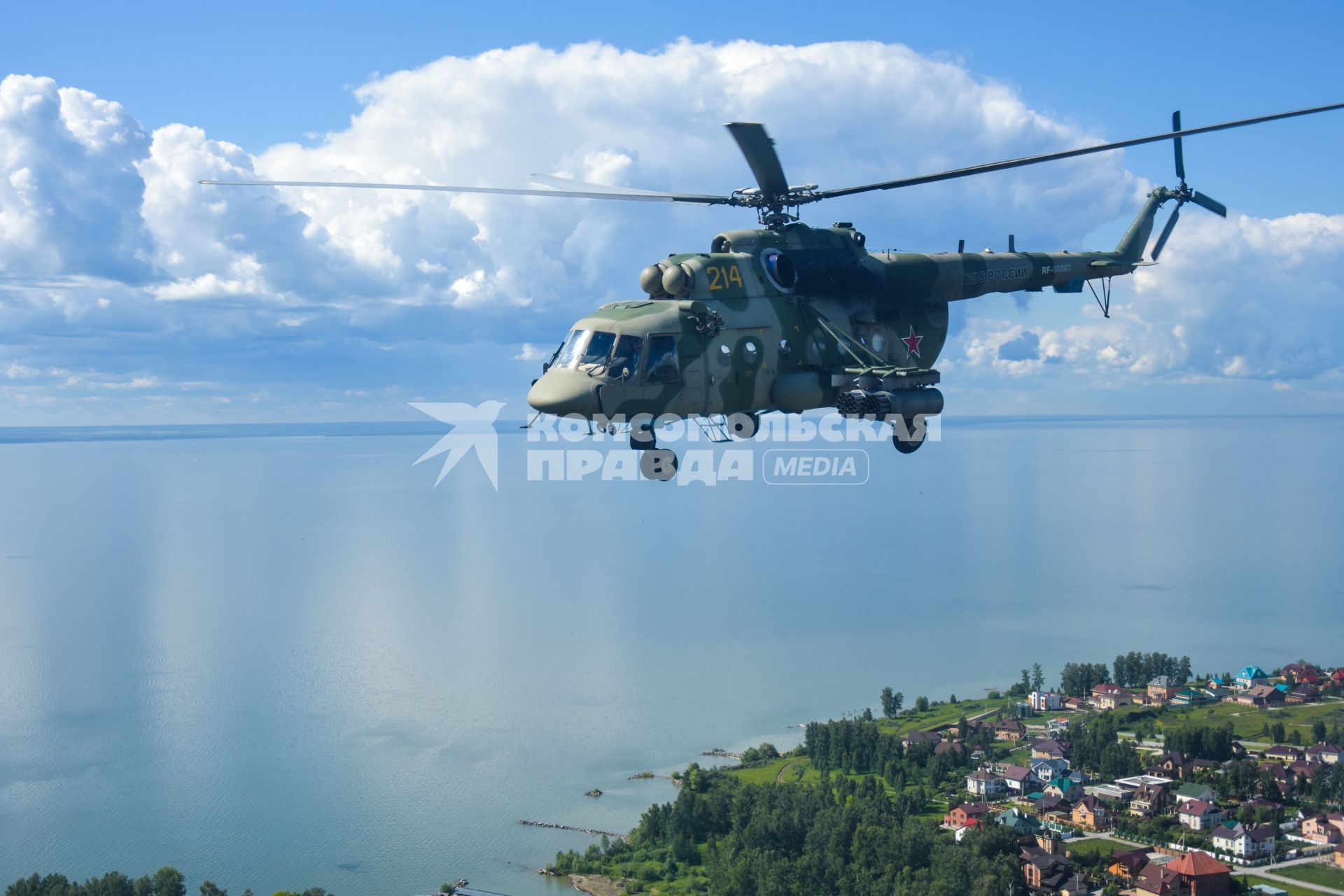 Новосибирск. Вертолет Ми-8  во время генеральной репетиции парада, посвященного 75-й годовщине Победы в Великой Отечественной войне.