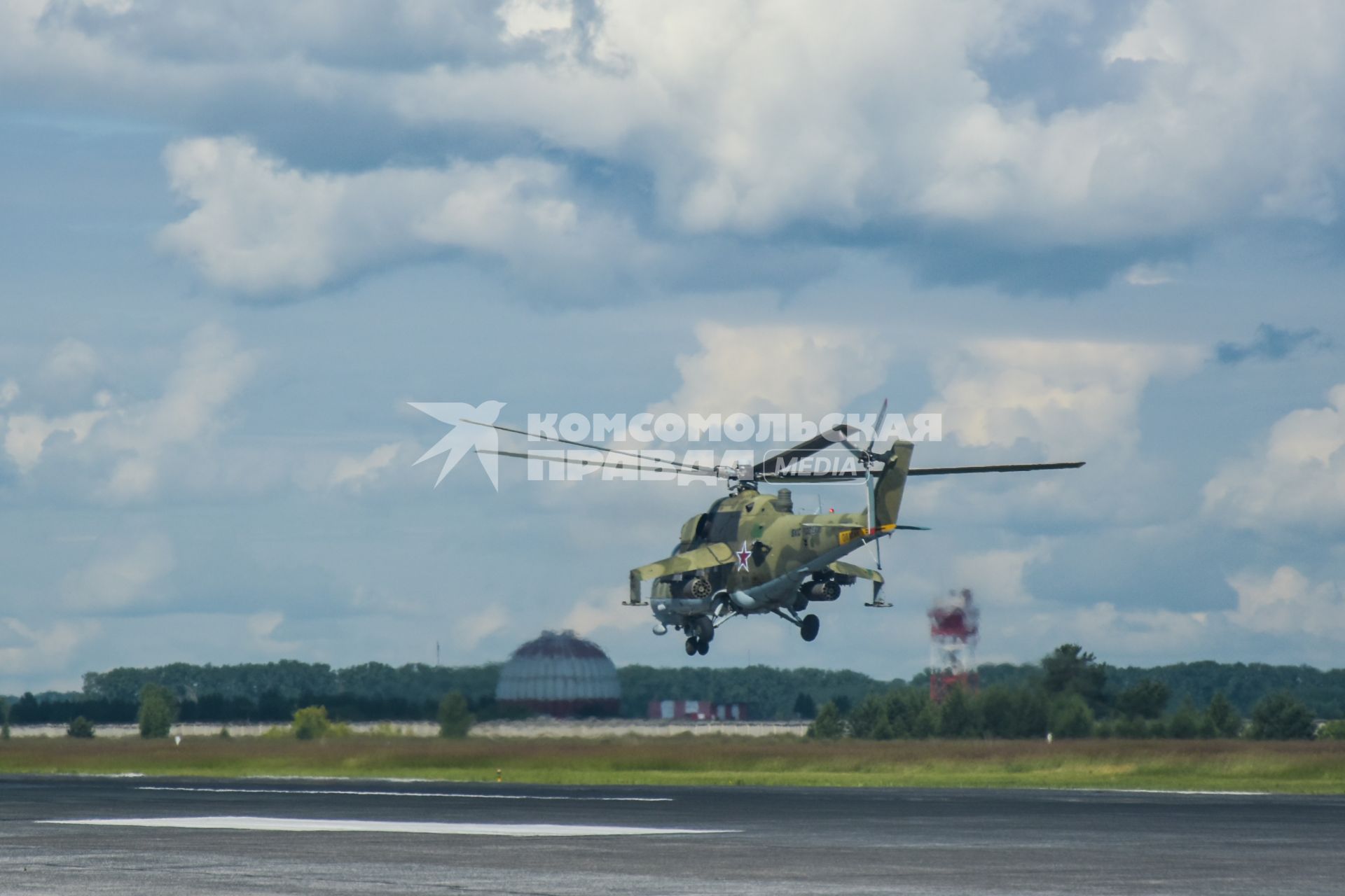 Новосибирск. Вертолет Ми-8 перед генеральной репетицией парада, посвященного 75-й годовщине Победы в Великой Отечественной войне.