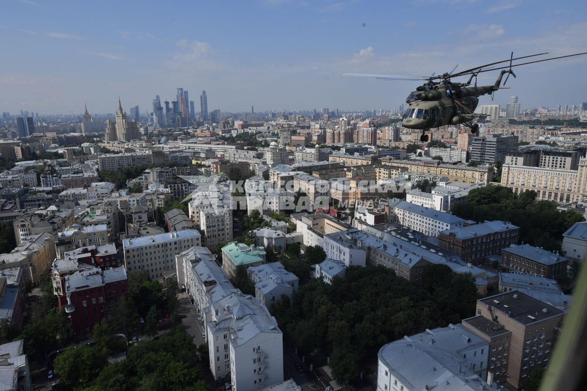 Москва.  Вертолеты Ми-8 во время генеральной репетиции парада, посвященного 75-й годовщине Победы в Великой Отечественной войне.