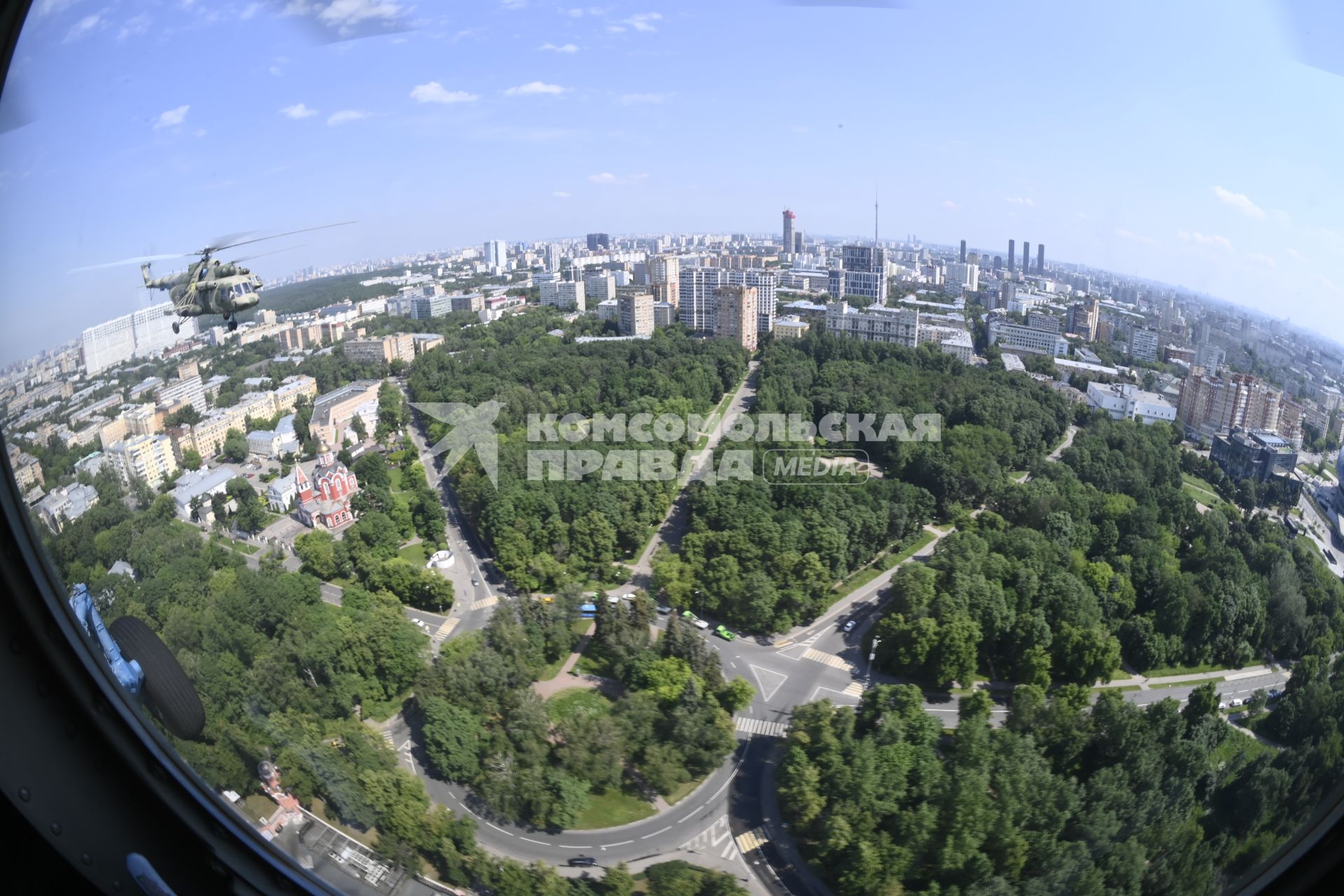 Москва.  Вертолеты Ми-8 во время генеральной репетиции парада, посвященного 75-й годовщине Победы в Великой Отечественной войне.