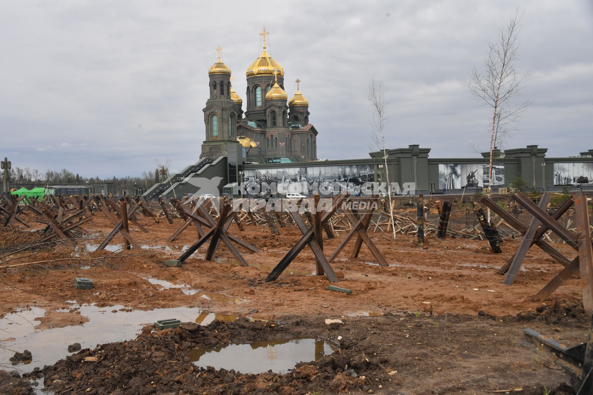 Московская область, Кубинка.  Экспонаты мультимедийного музейного комплекса `Дорога памяти`  на  территории  Главного храма Вооруженных сил РФ в парке `Патриот`.