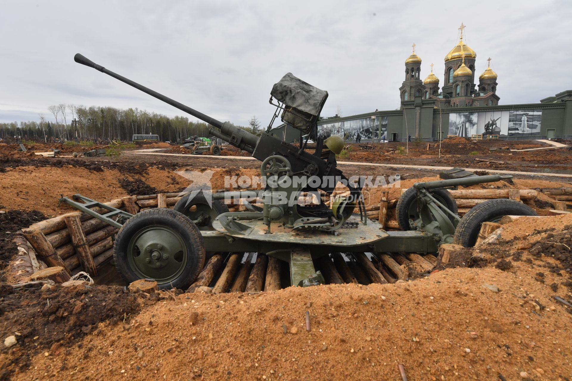 Московская область, Кубинка.  Экспонаты мультимедийного музейного комплекса `Дорога памяти`  на  территории  Главного храма Вооруженных сил РФ в парке `Патриот`.