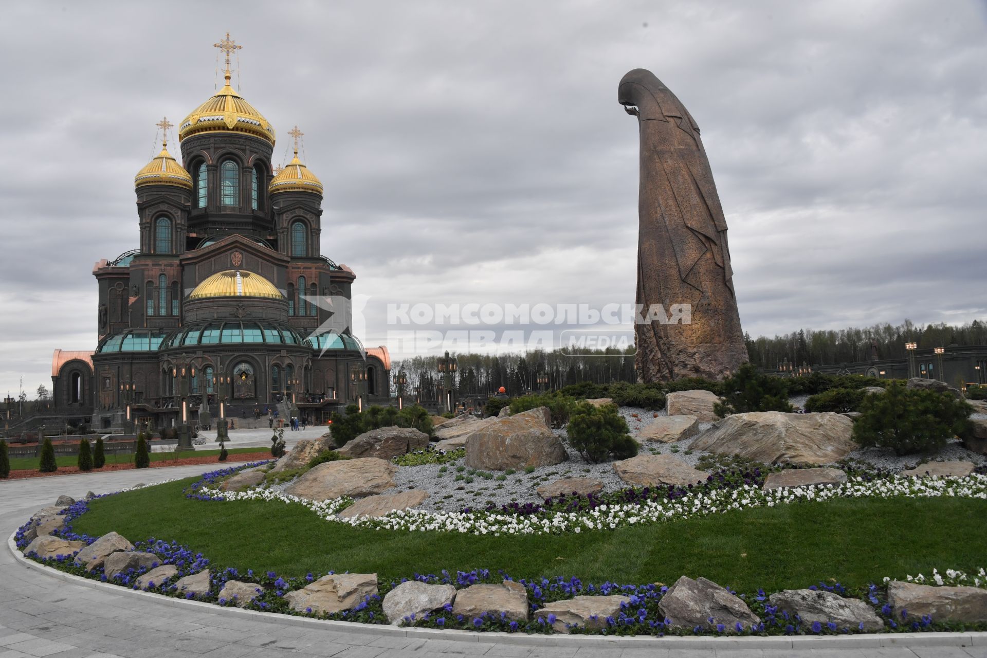 Московская область, Кубинка. Главный храм Вооруженных сил РФ в парке `Патриот` и скульптурная  композиция`Матерям победителей`.