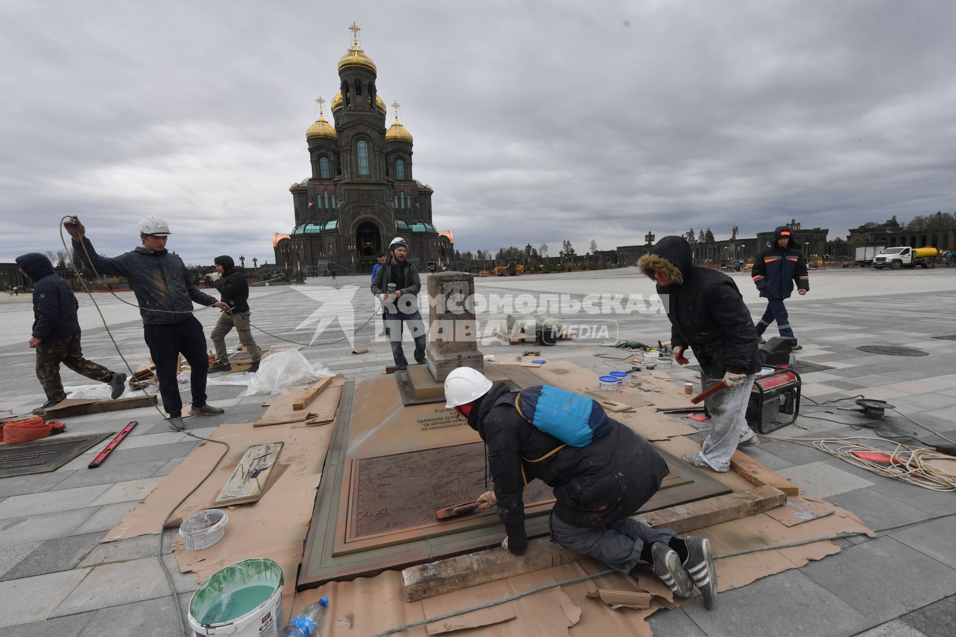 Московская область, Кубинка. Рабочие на территории Главного храма  Вооруженных сил РФ в парке `Патриот`.