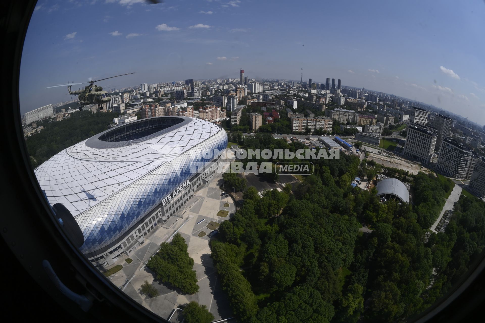 Москва.   Вид на стадион `ВТБ-Арена` с вертолета.