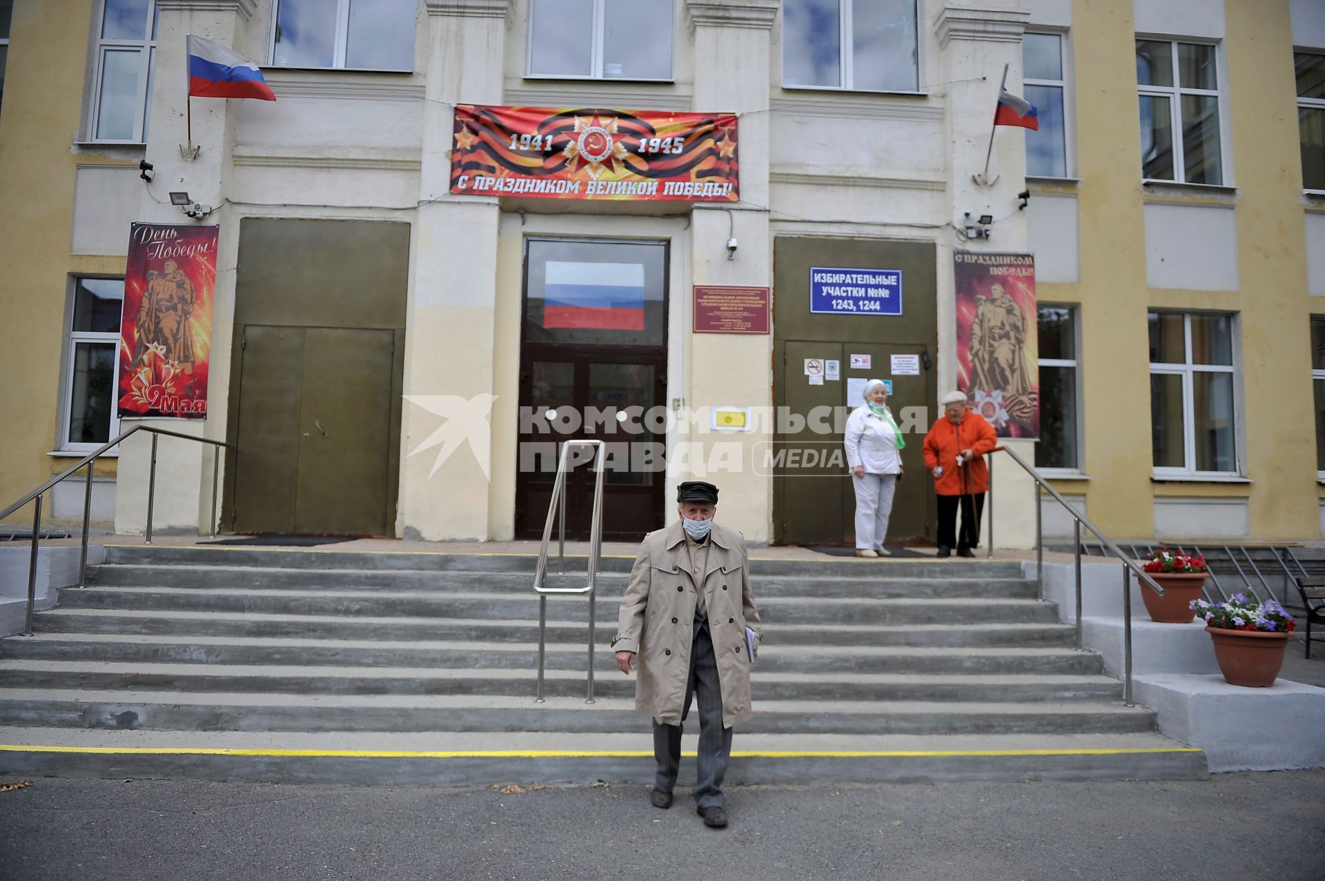 Екатеринбург. Пенсионеры выходят с избирательного участка где проходит голосование по поправкам в Конституцию РФ 1 июля 2020г, во время эпидемии новой коронавирусной инфекции COVID-19