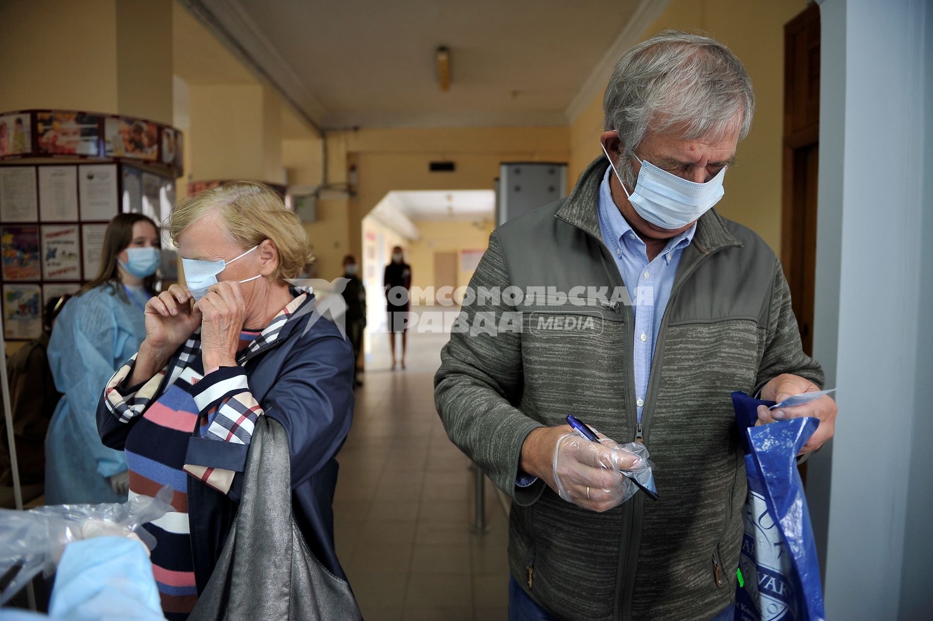 Екатеринбург. Первый день предварительного голосования по поправкам в Конституцию РФ 1 июля 2020г. Из-за эпидемии новой коронавирусной инфекции COVID-19 на избирательных участках организованы противоэпидемические мероприятия (измерение температуры тела, обработка рук антисептиком, выдача одноразовых перчаток)