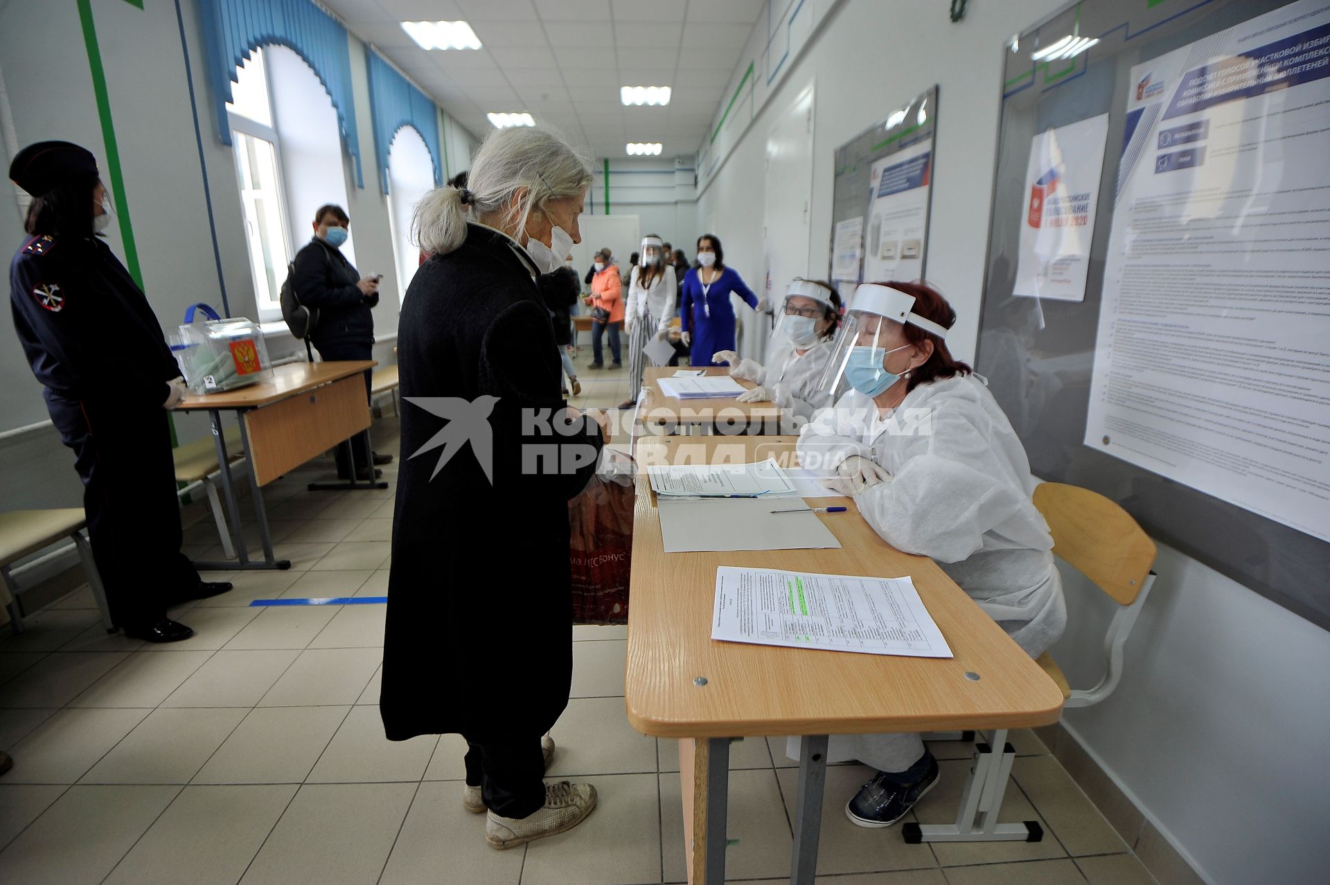 Екатеринбург. Первый день предварительного голосования по поправкам в Конституцию РФ 1 июля 2020г. Из-за эпидемии новой коронавирусной инфекции COVID-19 на избирательных участках организованы противоэпидемические мероприятия (измерение температуры тела, обработка рук антисептиком, выдача одноразовых перчаток)