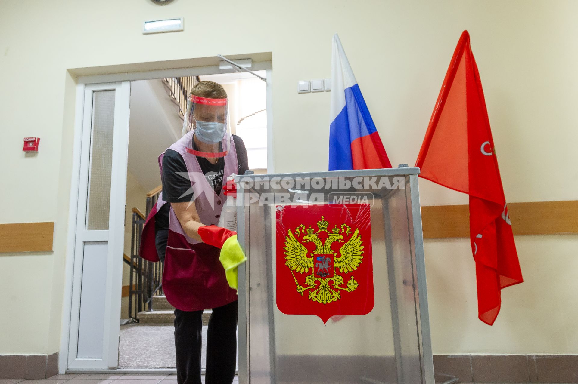 Санкт-Петербург. Организация голосовапния  по вопросу одобрения внесения изменений в Конституцию РФ на избирательном участке  в соответствии  со всеми рекомендациям Роспотребнадзора.