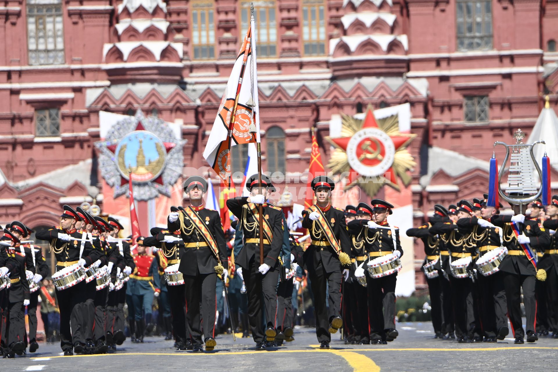 Москва.   Знаменная группа во время военного парада в ознаменование 75-летия Победы в Великой Отечественной войне 1941-1945 годов на Красной площади.