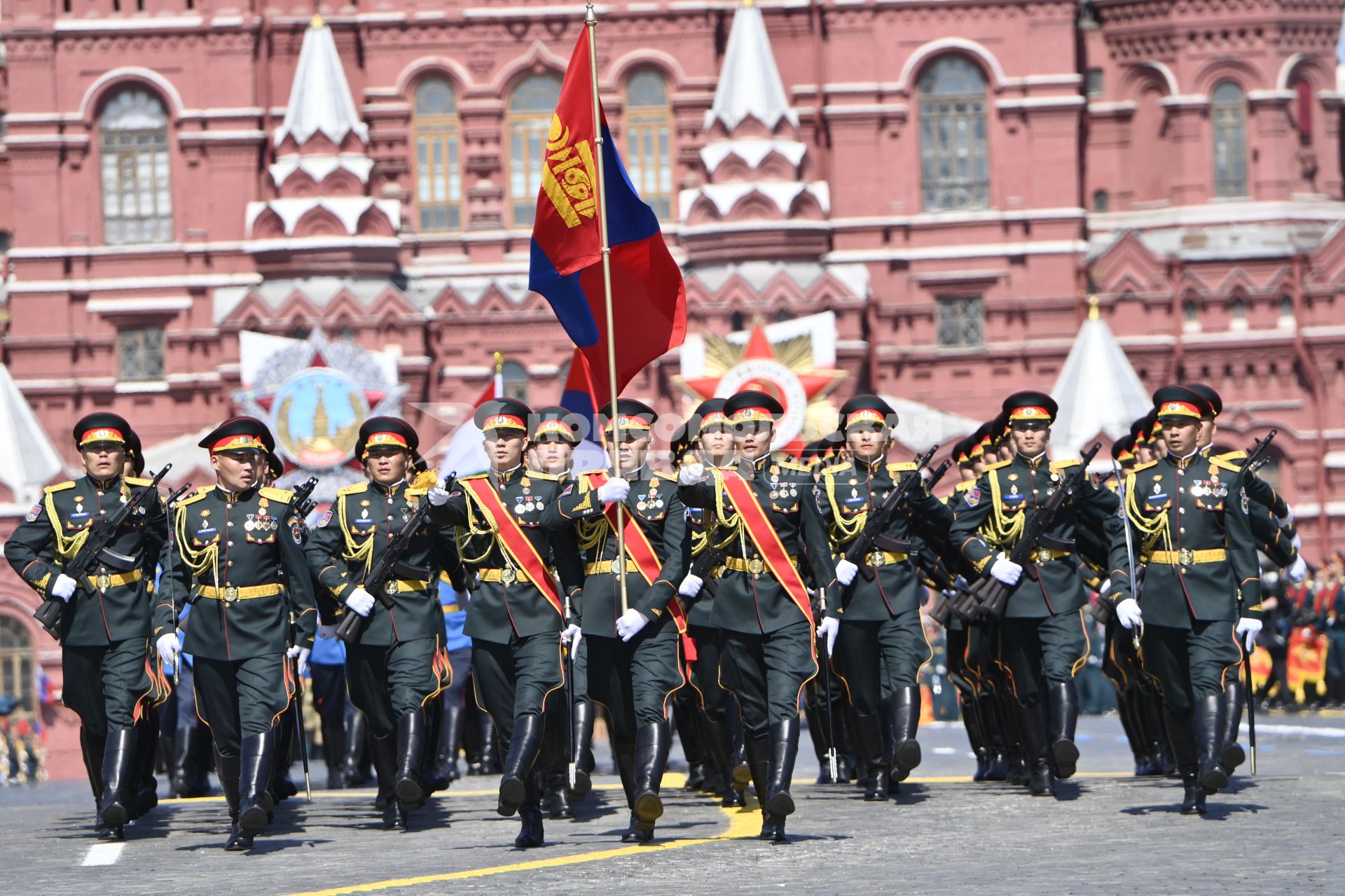 Москва.  Парадный расчет армии Монголии во время военного парада в ознаменование 75-летия Победы в Великой Отечественной войне 1941-1945 годов на Красной площади.