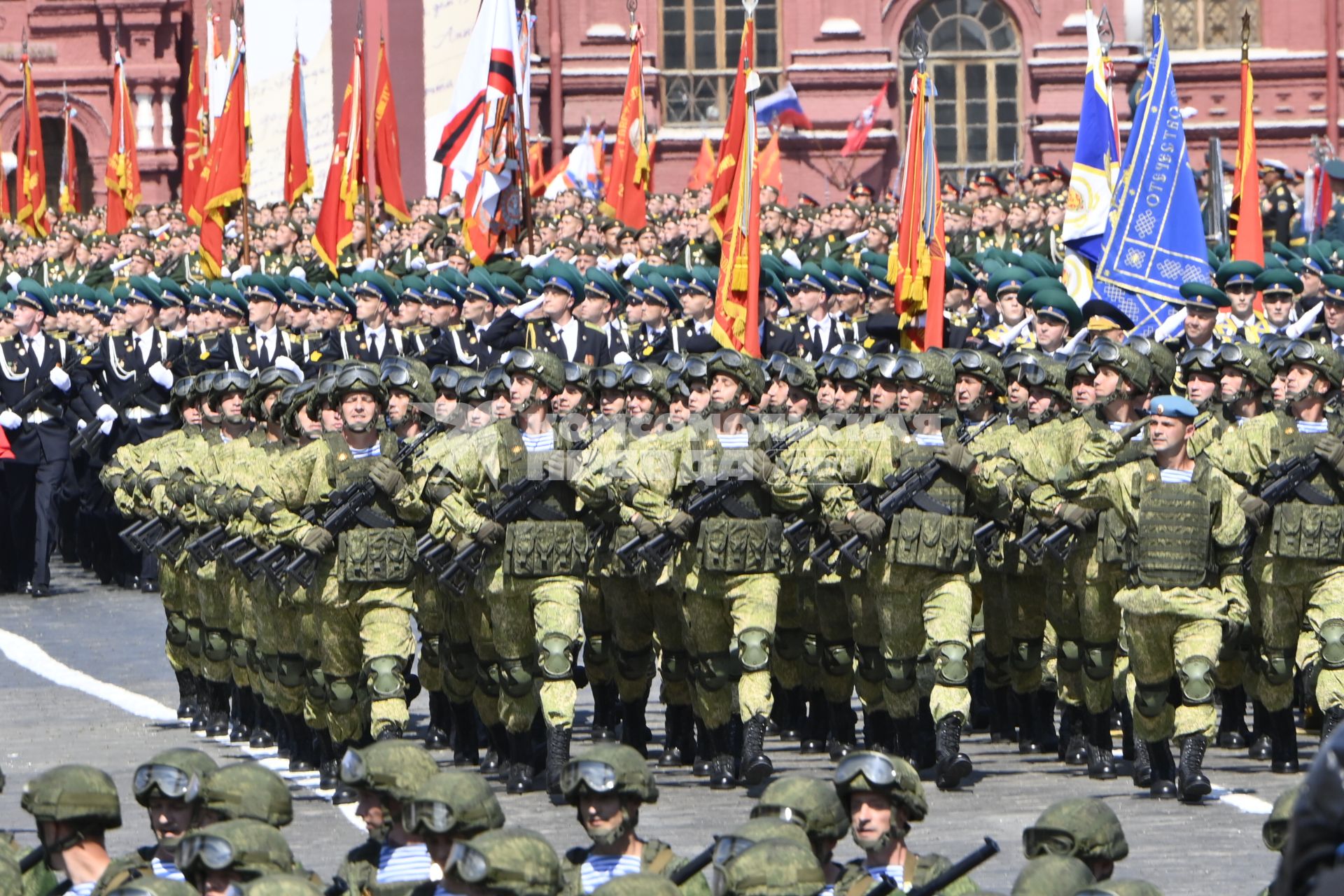 Москва.  Парадный расчет армии  Азербайджана во время военного парада в ознаменование 75-летия Победы в Великой Отечественной войне 1941-1945 годов на Красной площади.