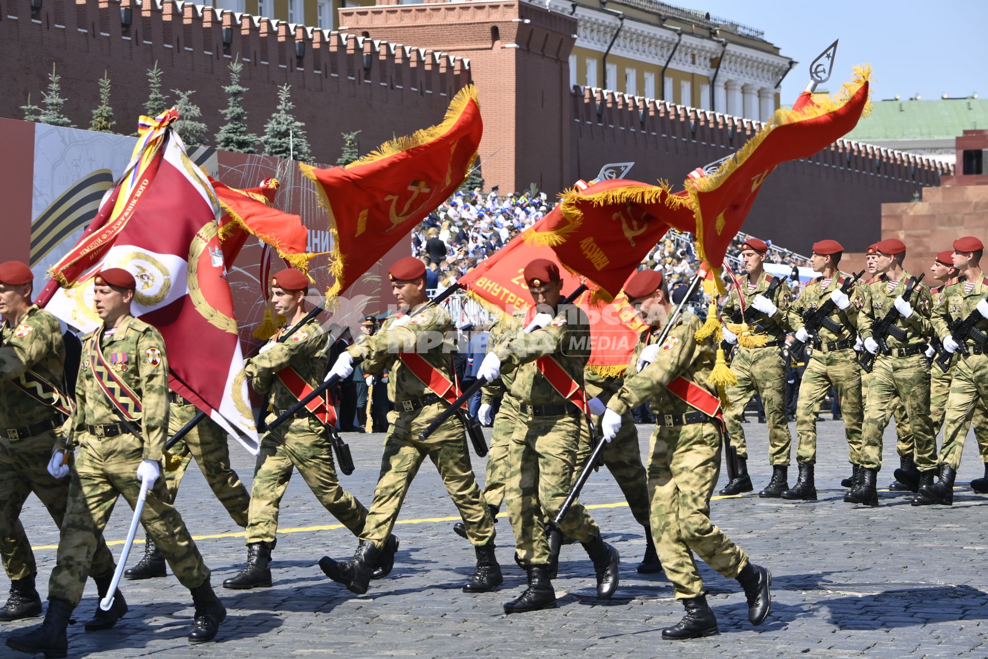 Москва.   Военнослужащие парадных расчетов во время военного парада в ознаменование 75-летия Победы в Великой Отечественной войне 1941-1945 годов на Красной площади.