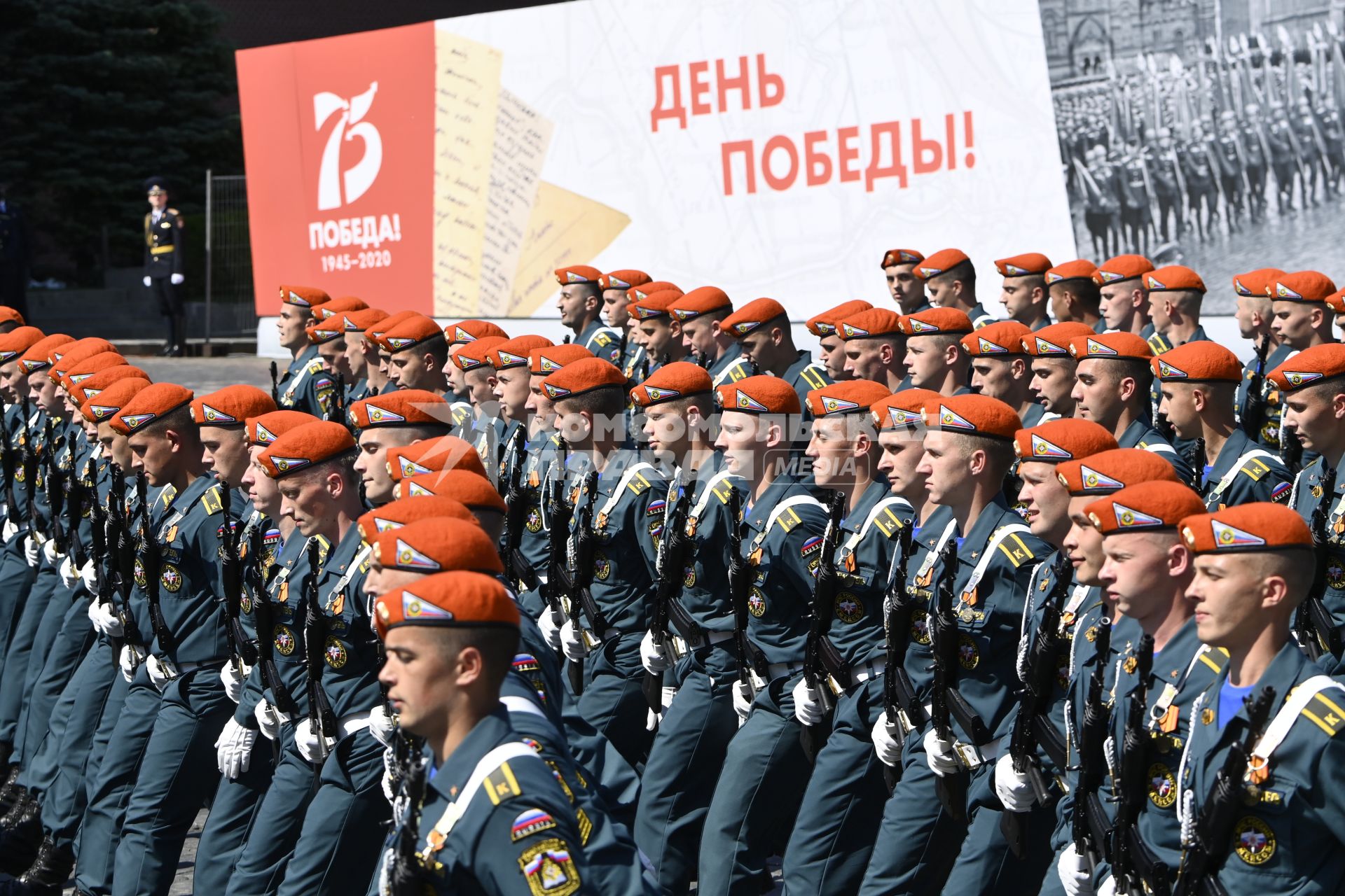 Москва.   Военнослужащие парадных расчетов во время военного парада в ознаменование 75-летия Победы в Великой Отечественной войне 1941-1945 годов на Красной площади.