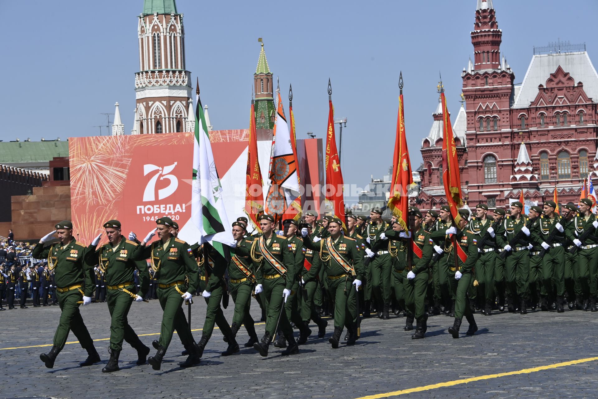 Москва.   Военнослужащие парадных расчетов во время военного парада в ознаменование 75-летия Победы в Великой Отечественной войне 1941-1945 годов на Красной площади.