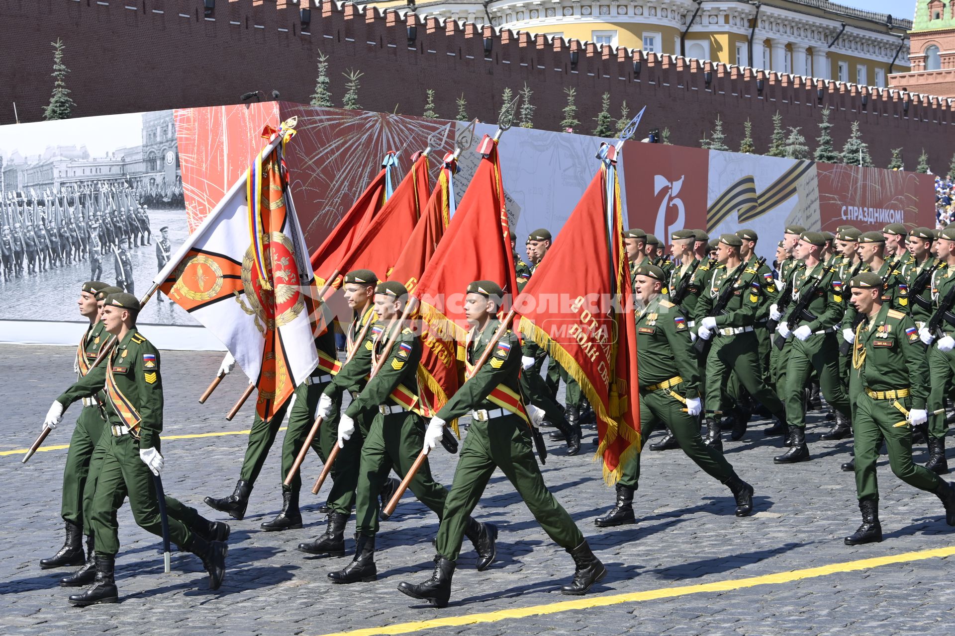 Москва.   Военнослужащие во время военного парада в ознаменование 75-летия Победы в Великой Отечественной войне 1941-1945 годов на Красной площади.