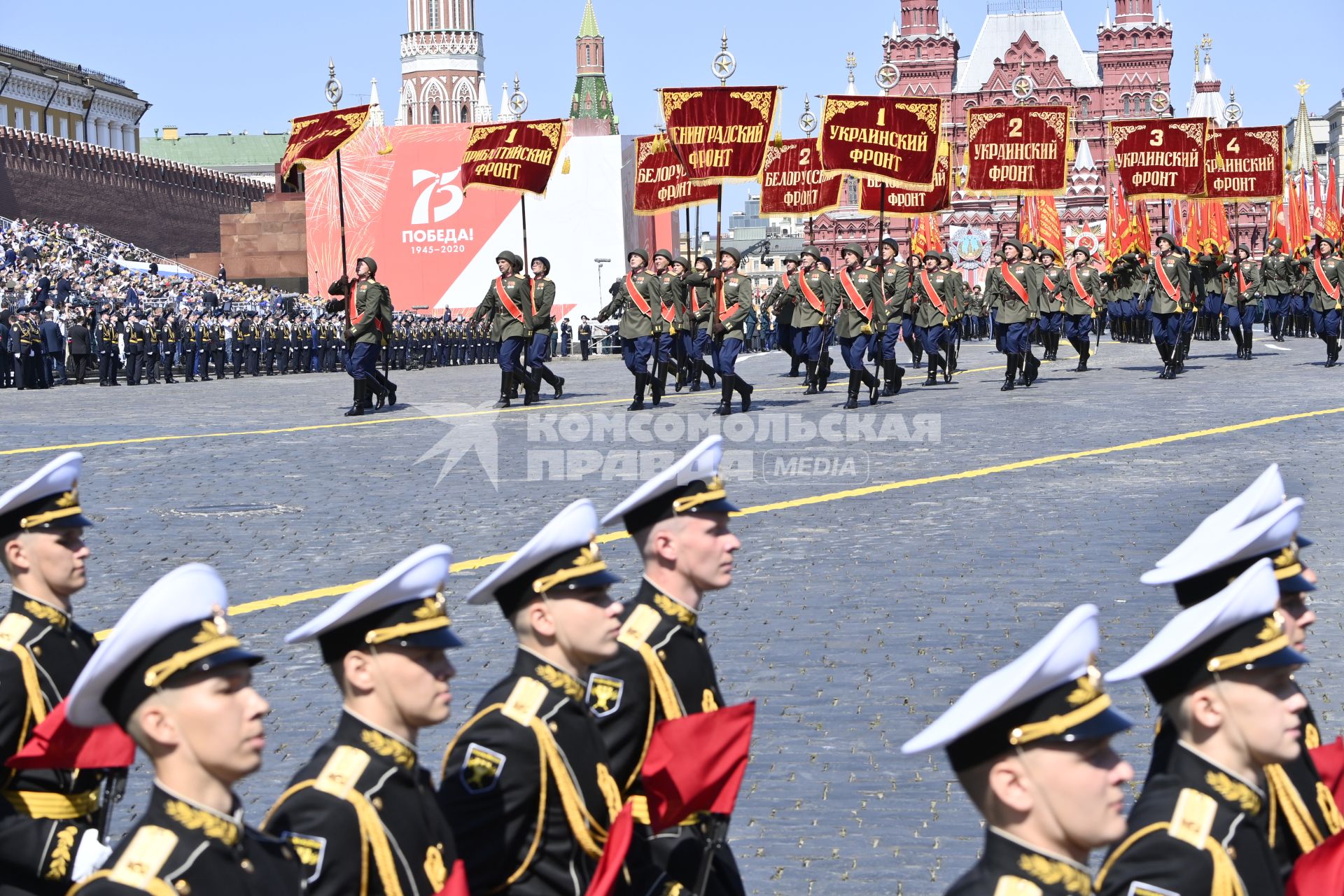 Москва.  Группа со штандартами фронтов (Военная академия Ракетных войск стратегического назначения) во время военного парада во время военного парада в ознаменование 75-летия Победы в Великой Отечественной войне 1941-1945 годов на Красной площади.