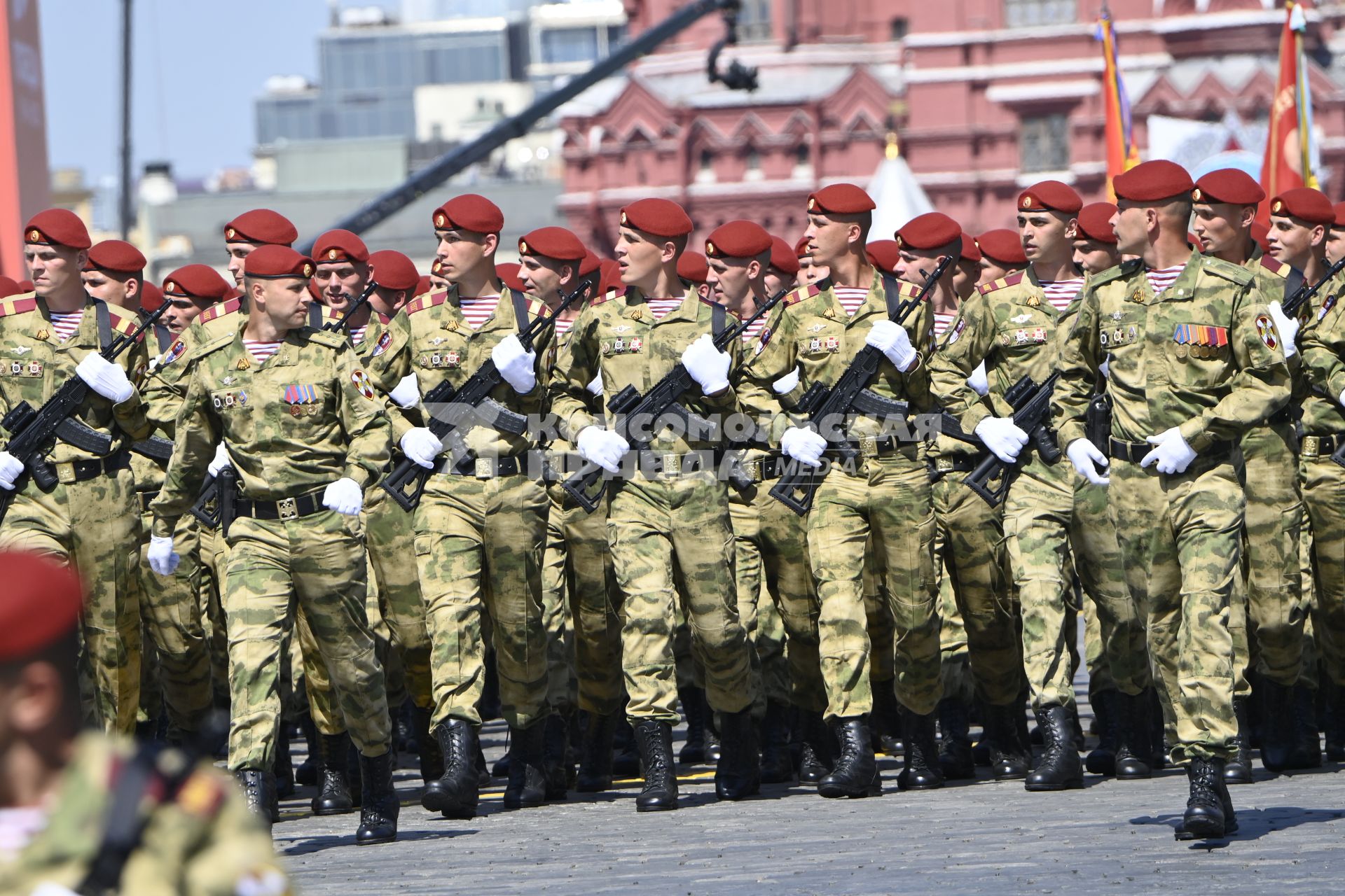 Москва.   Военнослужащие парадных расчетов во время военного парада в ознаменование 75-летия Победы в Великой Отечественной войне 1941-1945 годов на Красной площади.