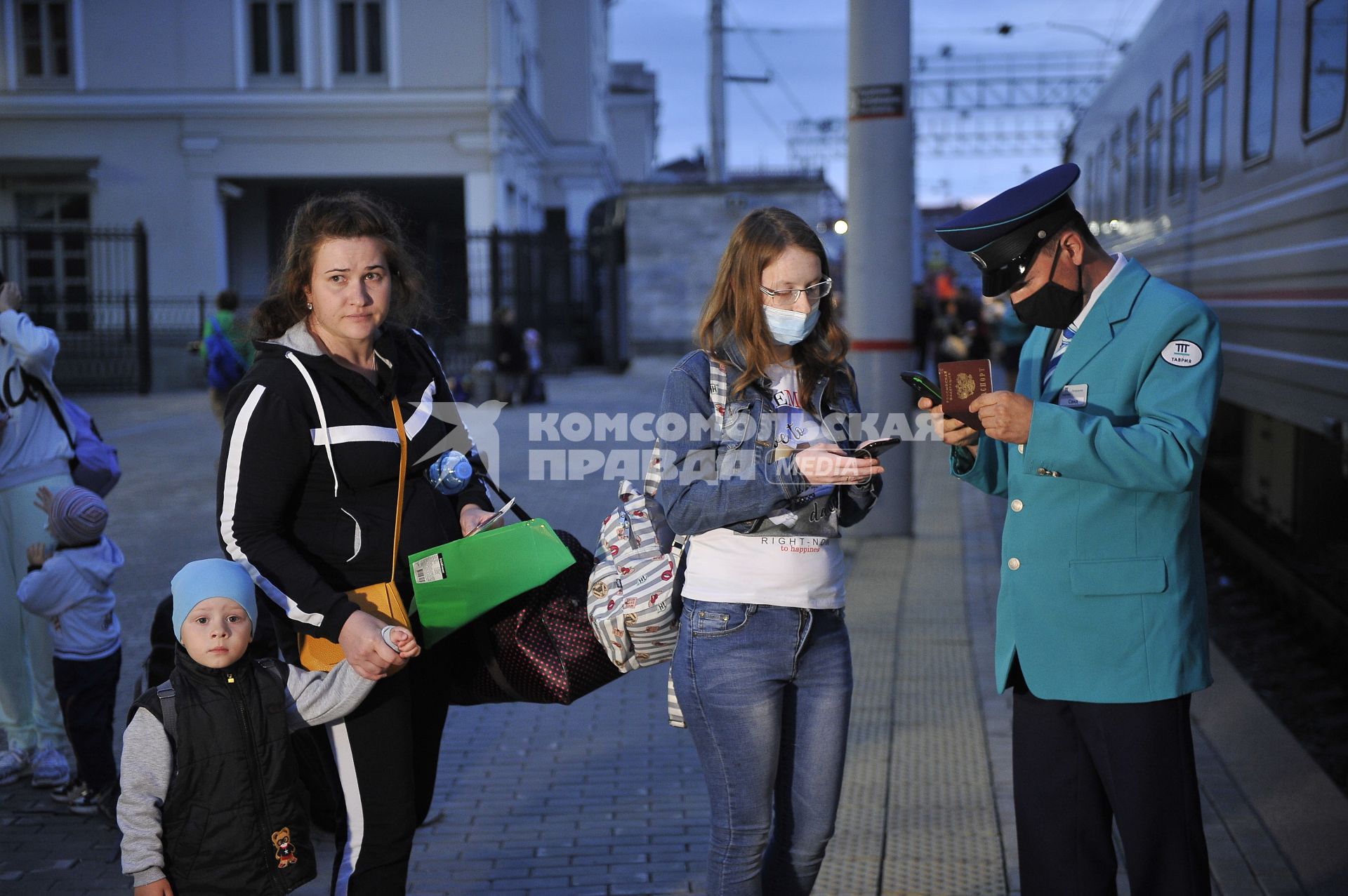 Екатеринбург. Железнодорожный вокзал. Запуск первого поезда \'Таврия\' в Крым по маршруту Екатеринбург – Симферополь. Летом 2020 года поезда \'Таврия\' будут курсировать из Екатеринбурга двумя разными маршрутами: через Челябинск, Уфу, Самару, Волгоград и через Казань, Саранск, Пензу