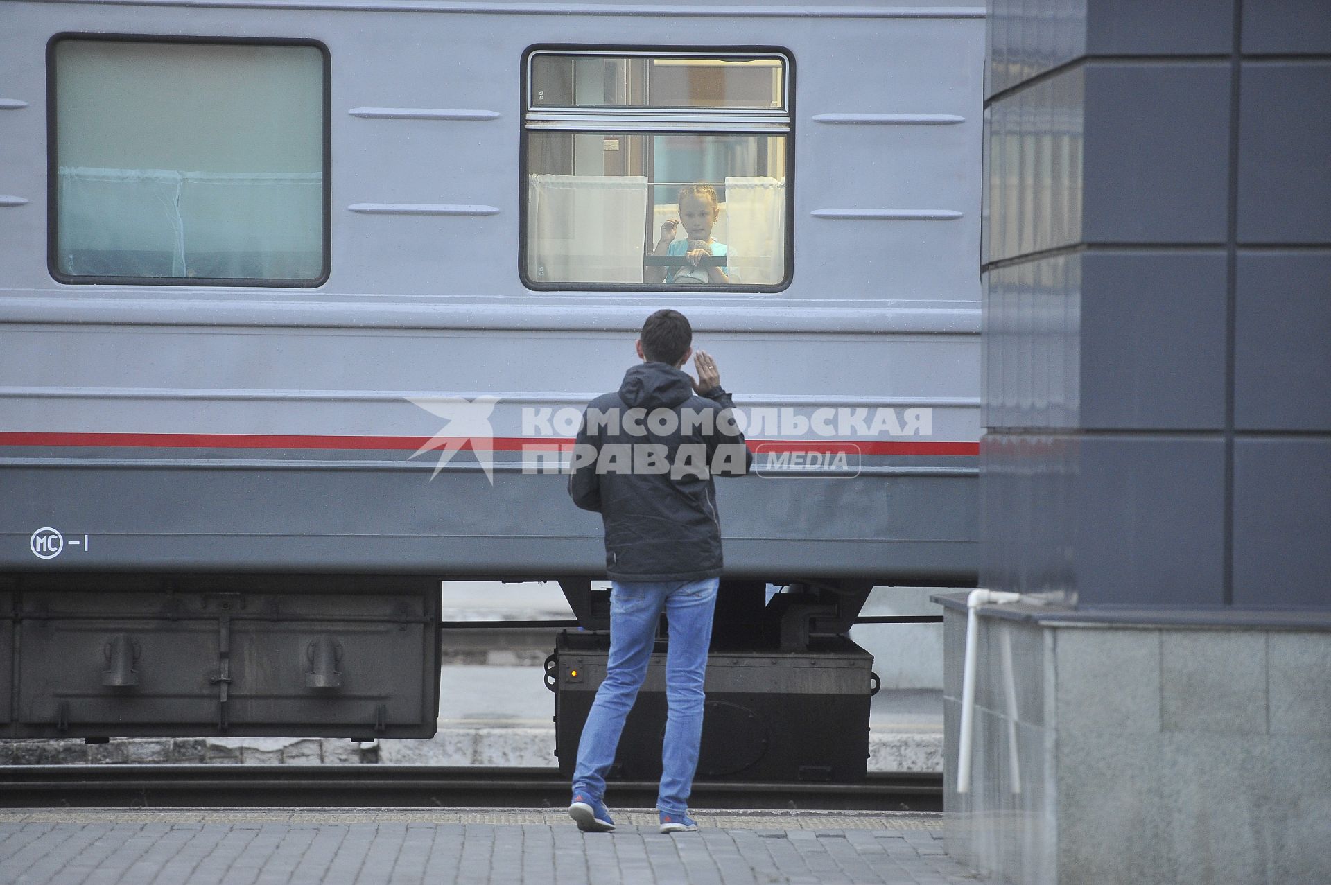 Екатеринбург. Железнодорожный вокзал. Пассажиры поезда на платформе во время остановки