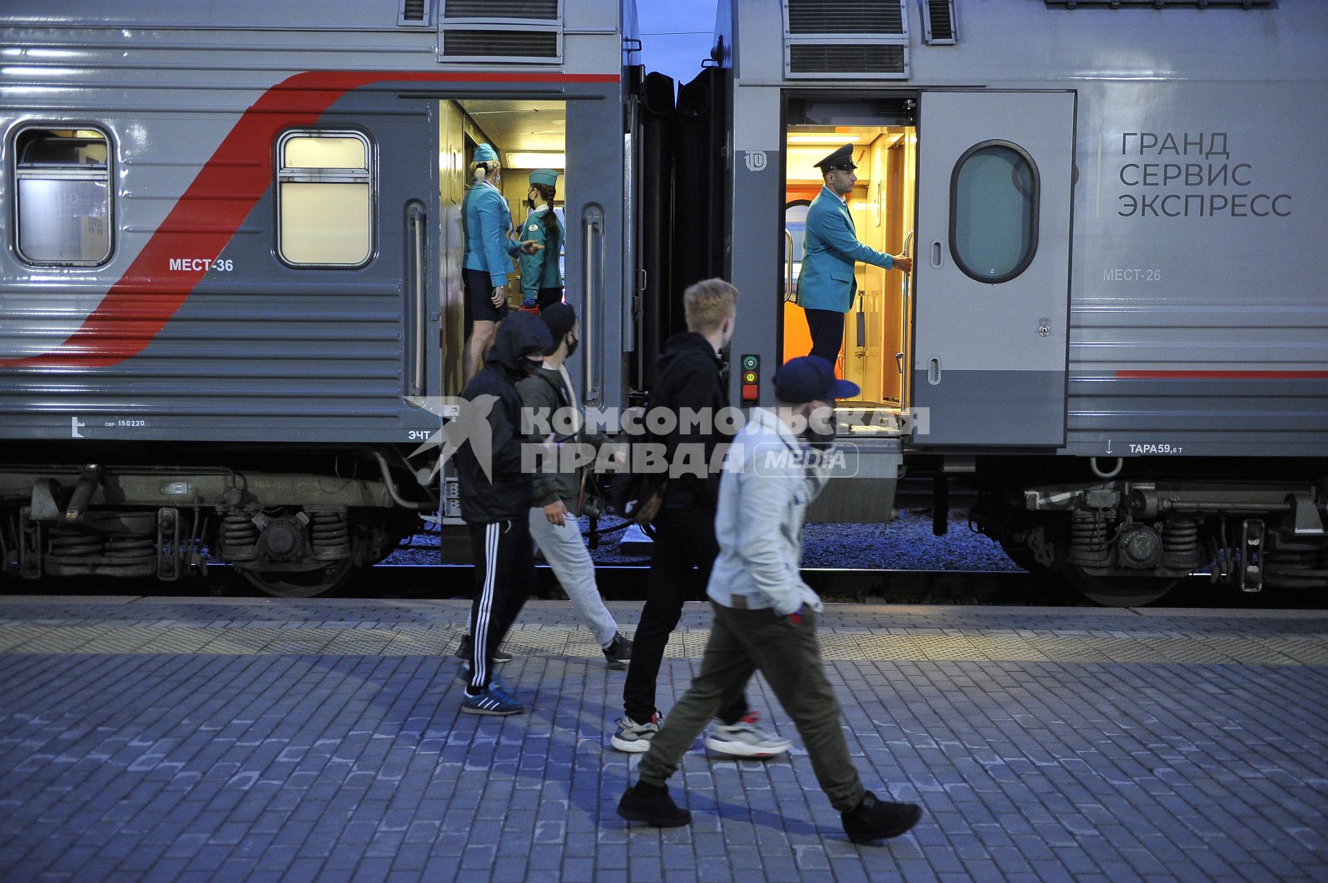 Екатеринбург. Железнодорожный вокзал. Запуск первого поезда \'Таврия\' в Крым по маршруту Екатеринбург – Симферополь. Летом 2020 года поезда \'Таврия\' будут курсировать из Екатеринбурга двумя разными маршрутами: через Челябинск, Уфу, Самару, Волгоград и через Казань, Саранск, Пензу