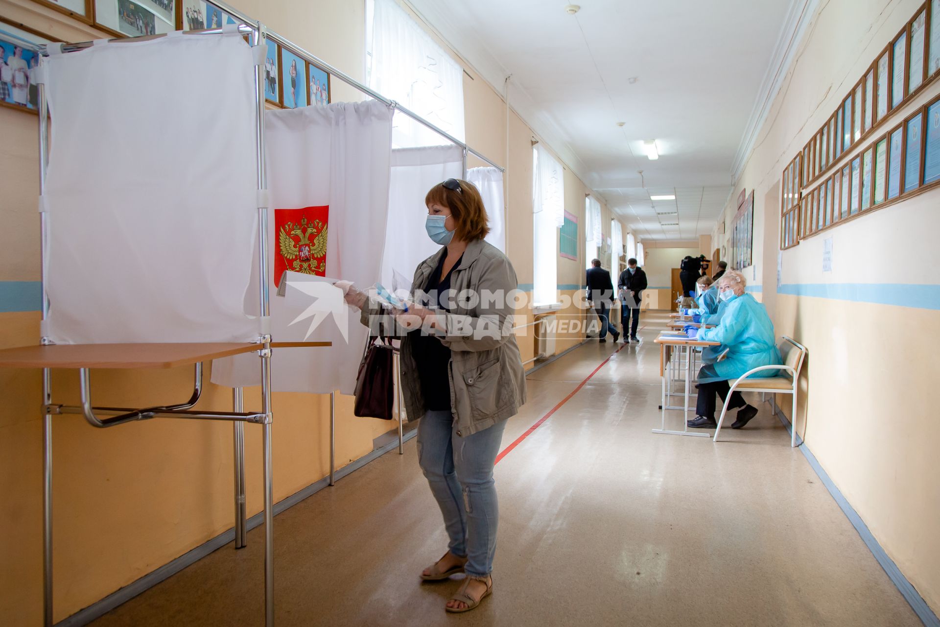 Челябинск. Женщина голосует по вопросу внесения поправок в Конституцию РФ на избирательном участке города.