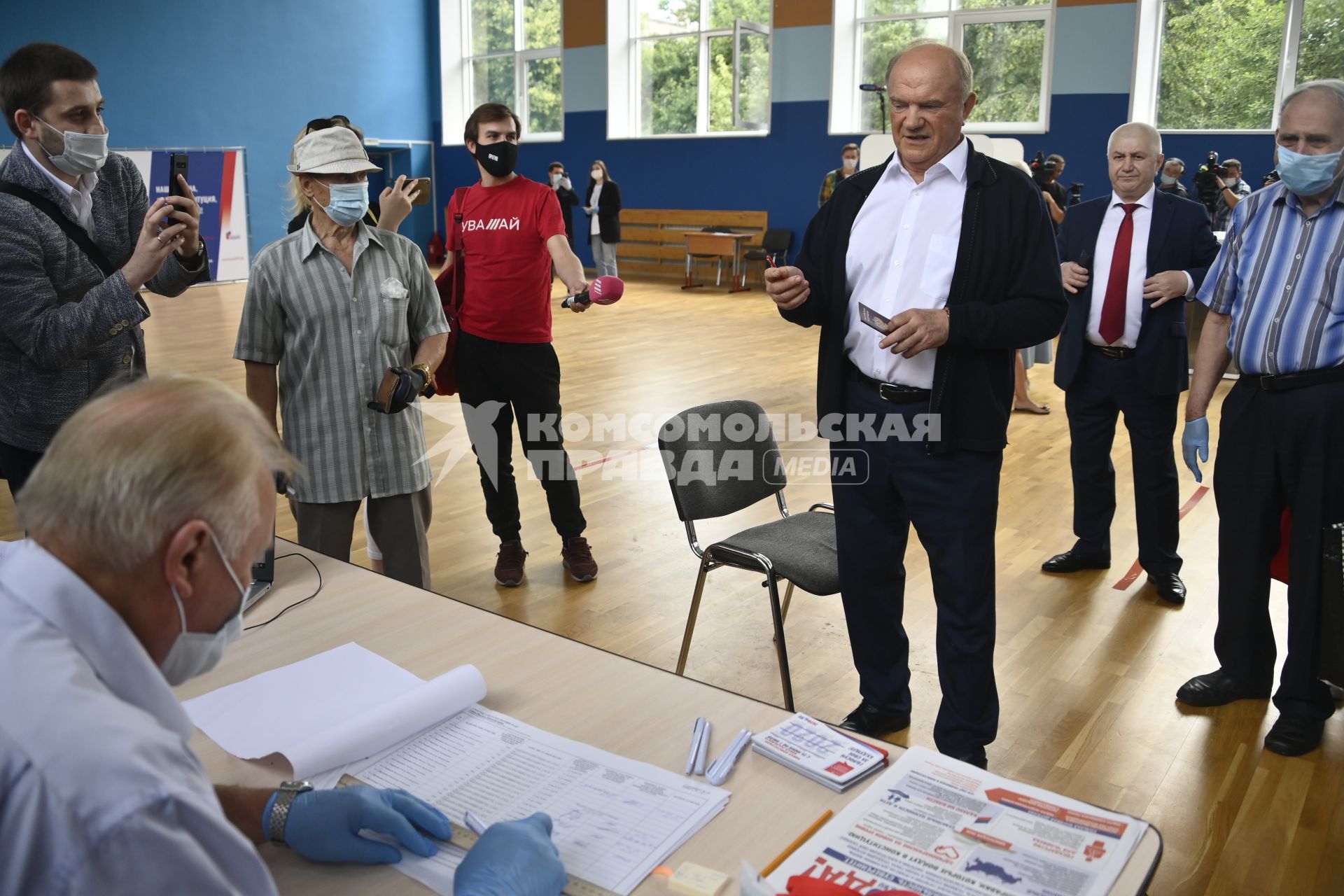 Москва. Лидер КПРФ Геннадий Зюганов (в центре) во время голосования по поправкам в Конституцию РФ на избирательном участке #142.