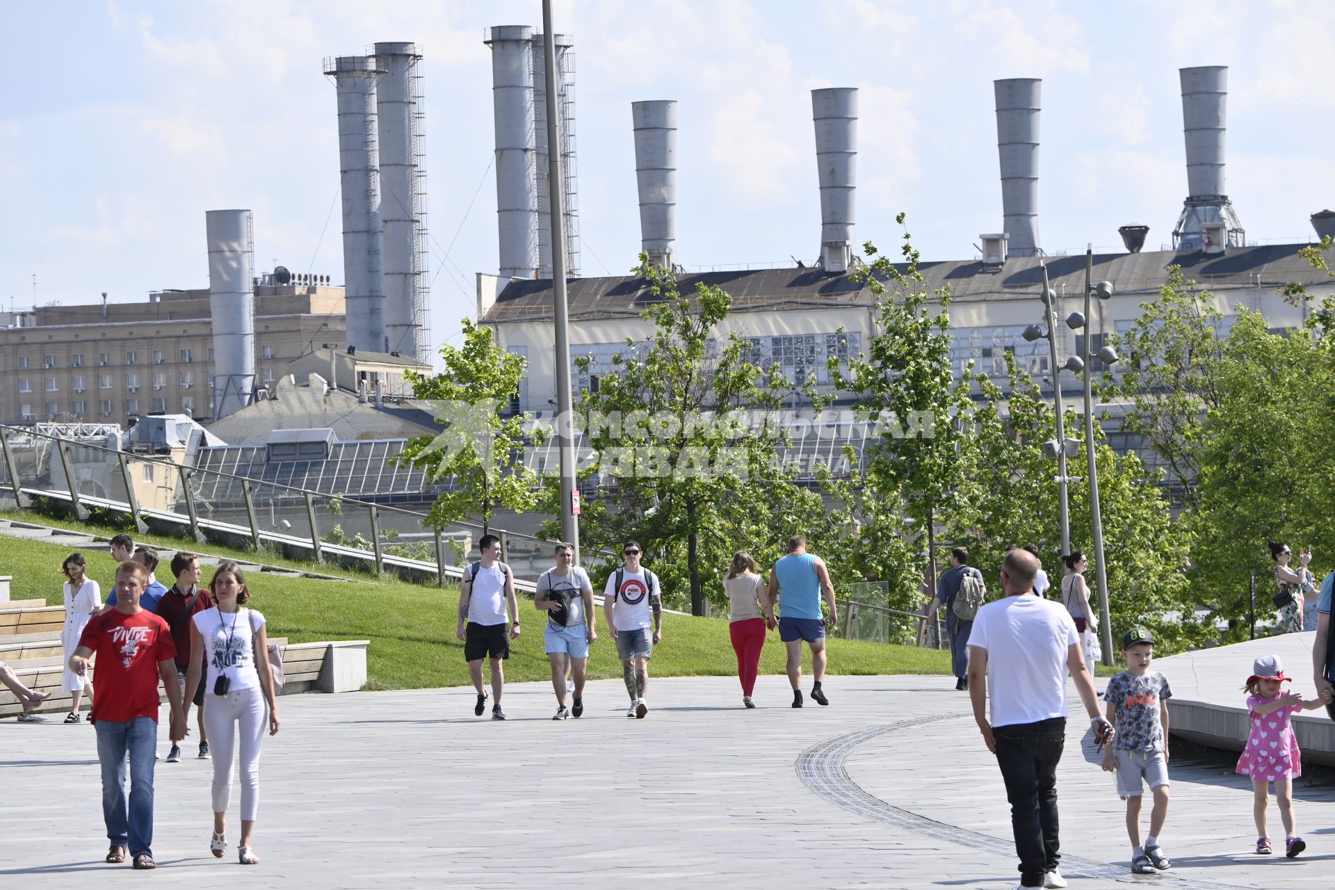 Москва. Отдыхающие в парке Зарядье.