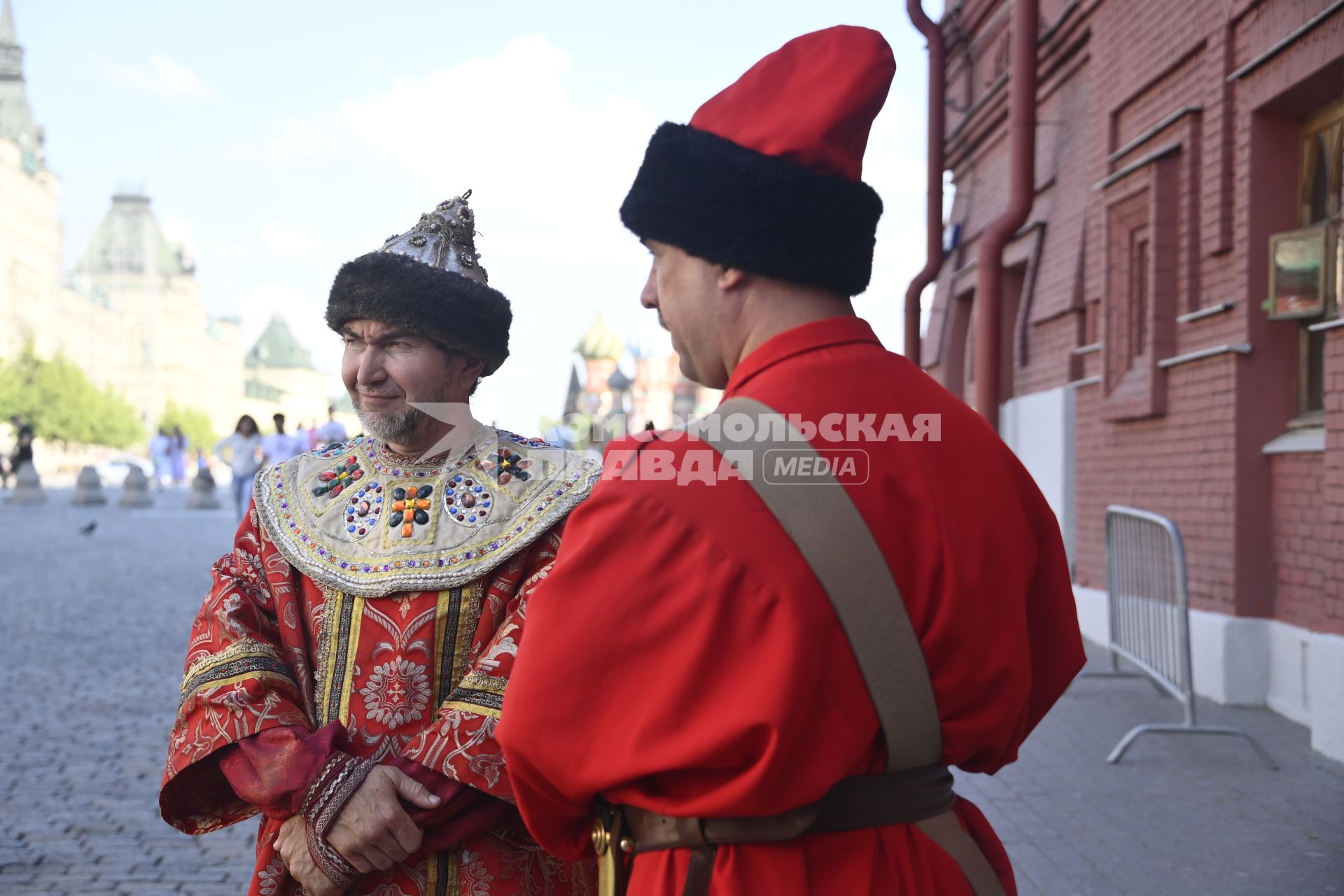 Москва. Мужчины в исторических костюмах на Красной площади.