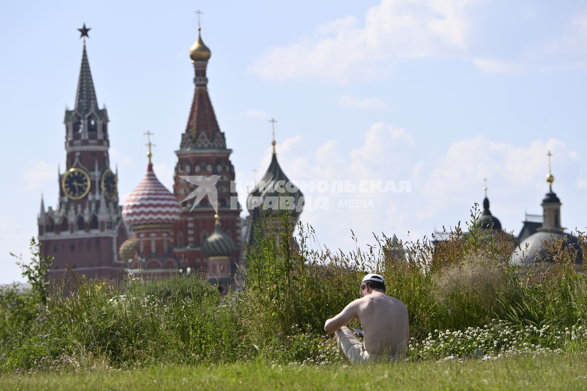 Москва. Отдыхающие в парке Зарядье.