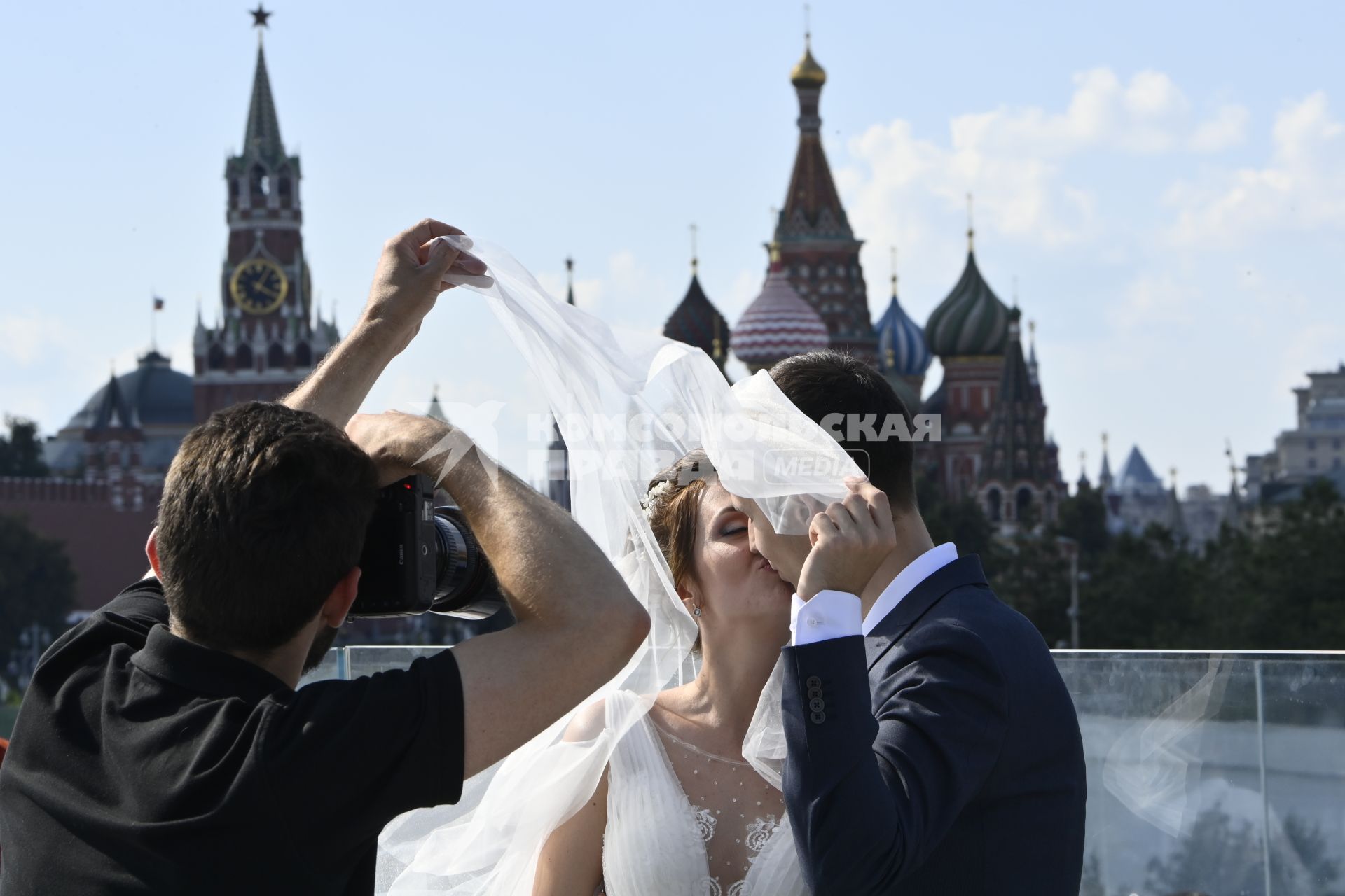 Москва. Жених с невестой на Парящем мосту парка Зарядье.