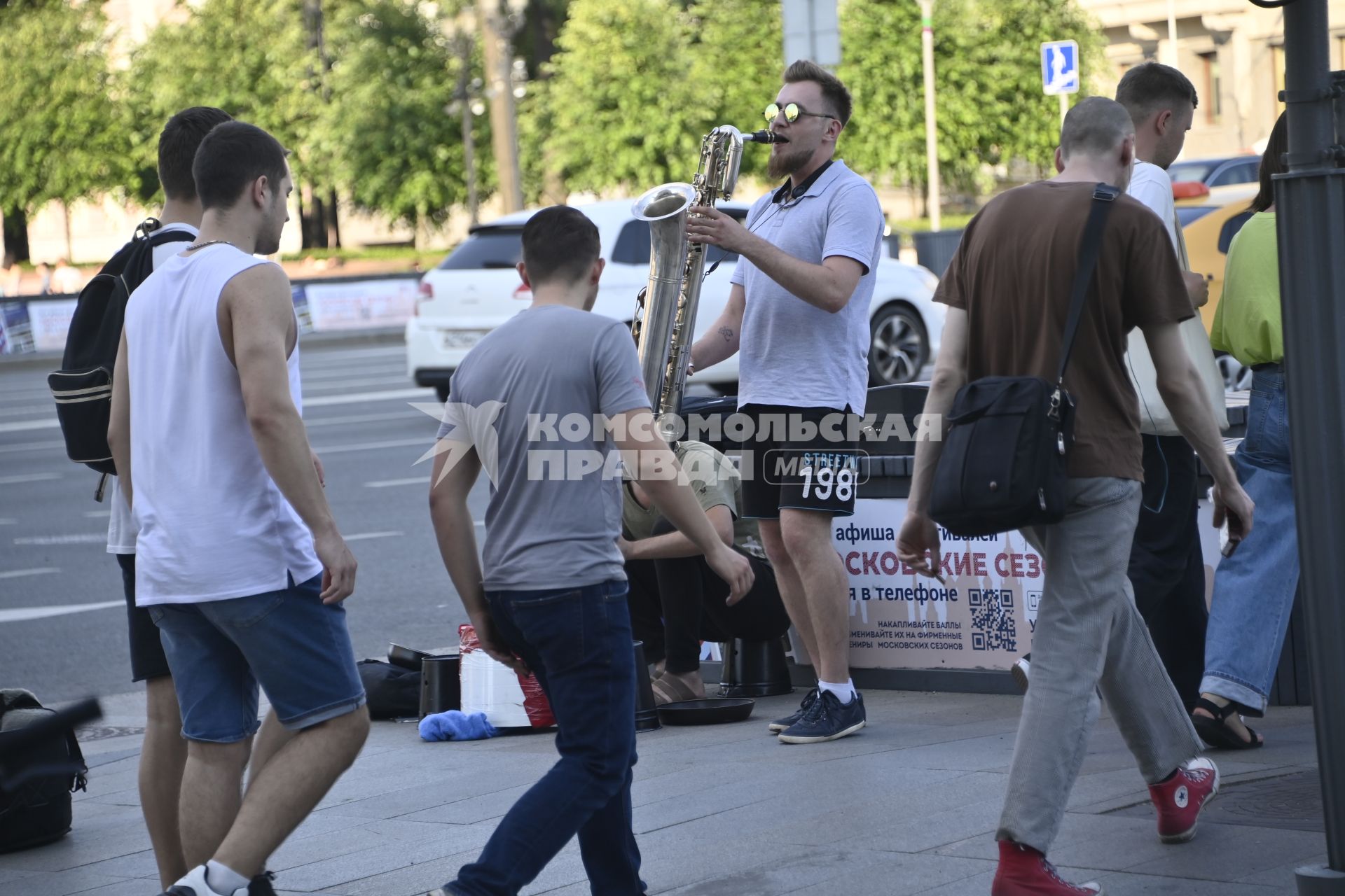 Москва.  Уличный музыкант на Тверской улице.