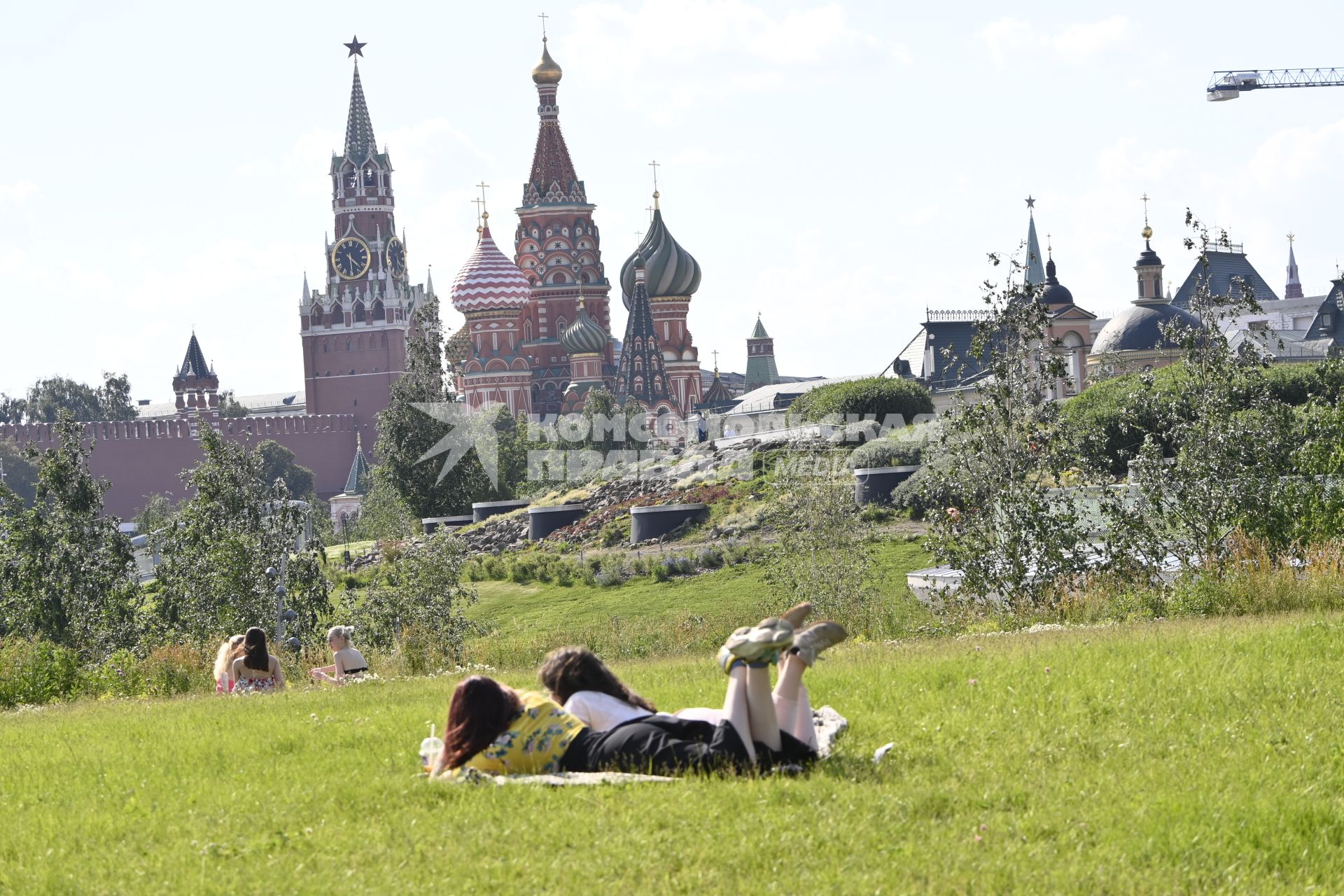 Москва. Отдыхающие в парке Зарядье.